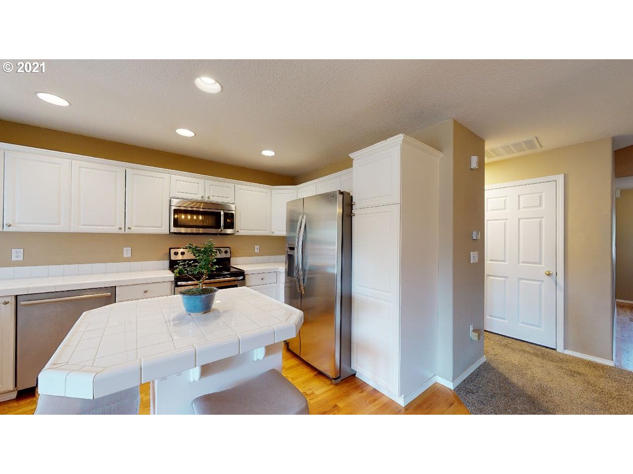 Photo #3: 21342991 Listing 