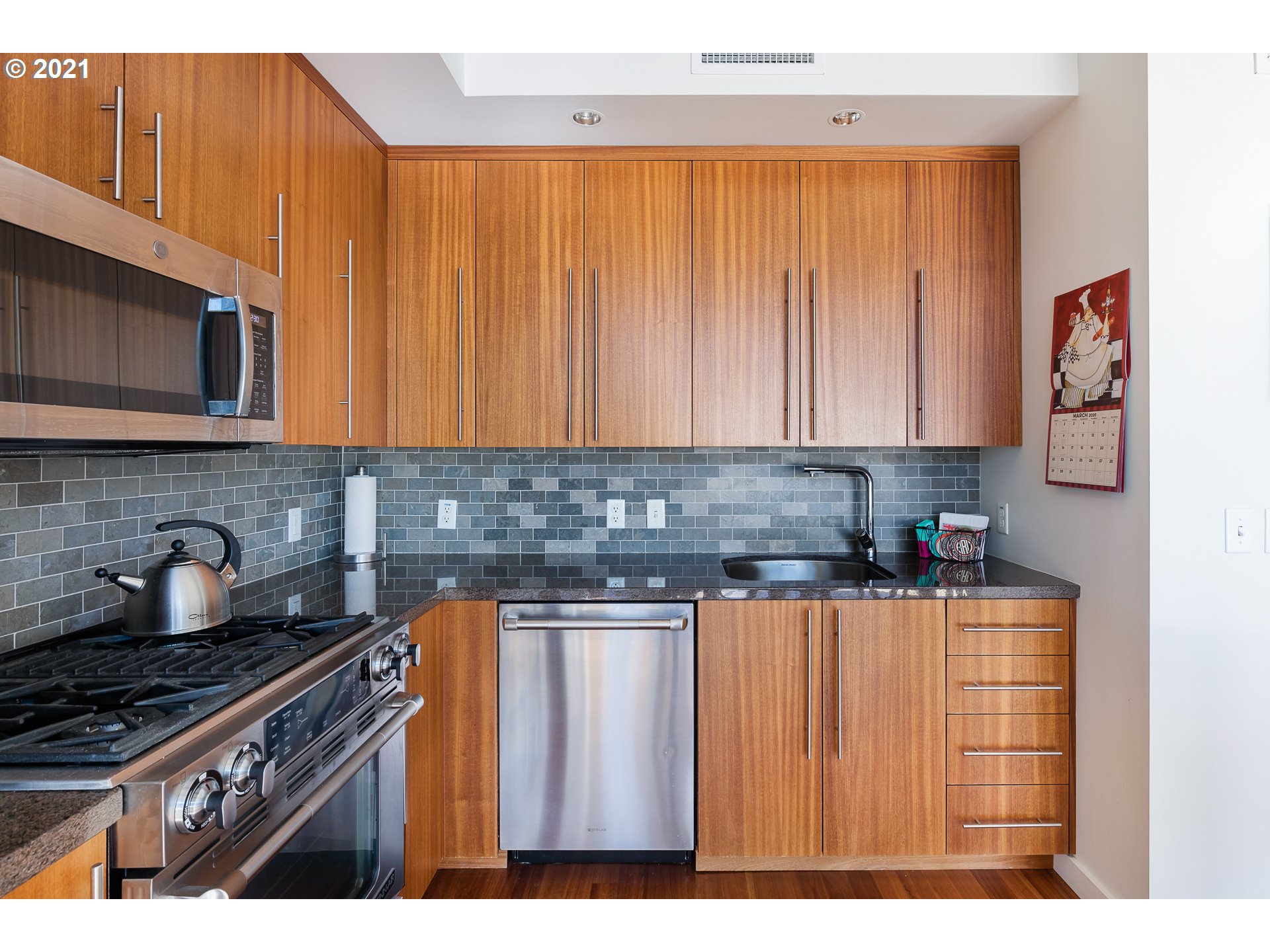 Photo #2: 21360300 Listing 