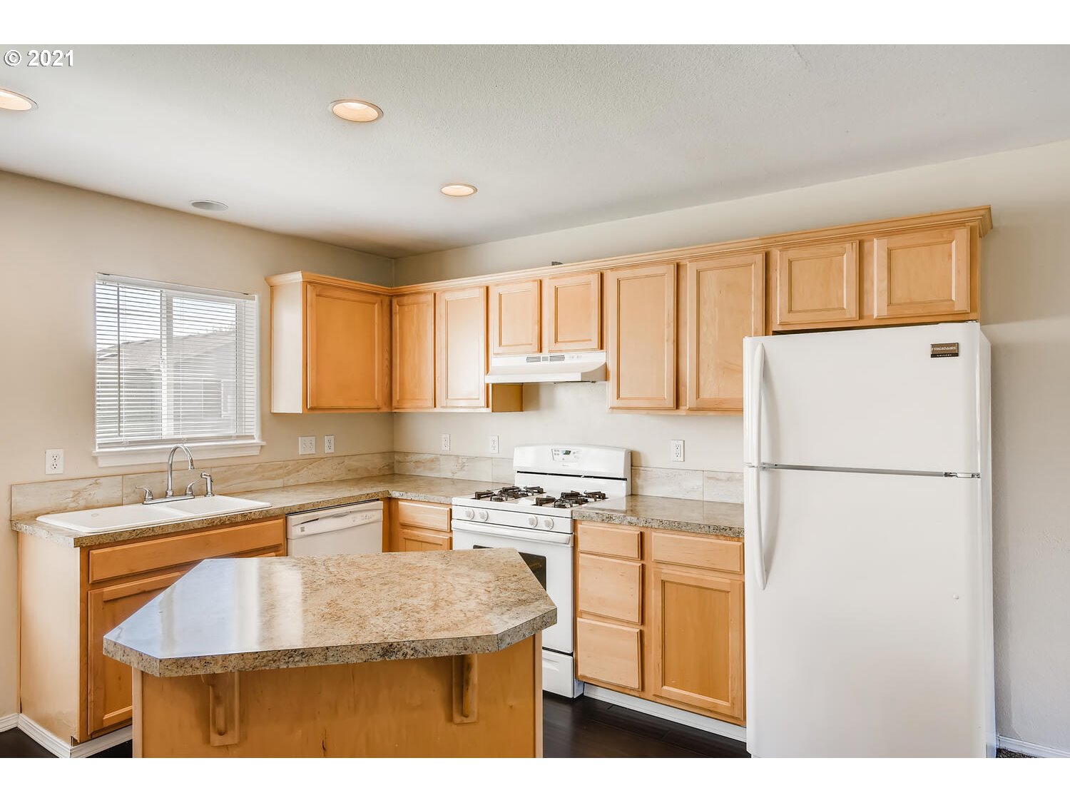 Photo #2: 21368129 Listing 