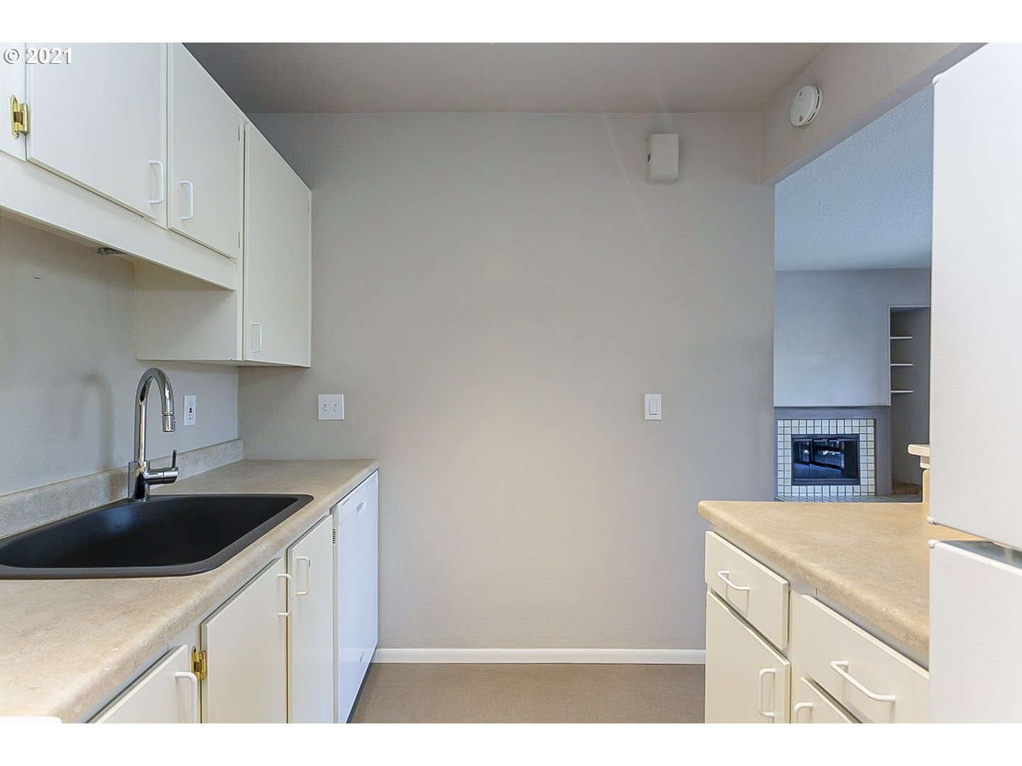 Photo #6: 21387970 Listing 