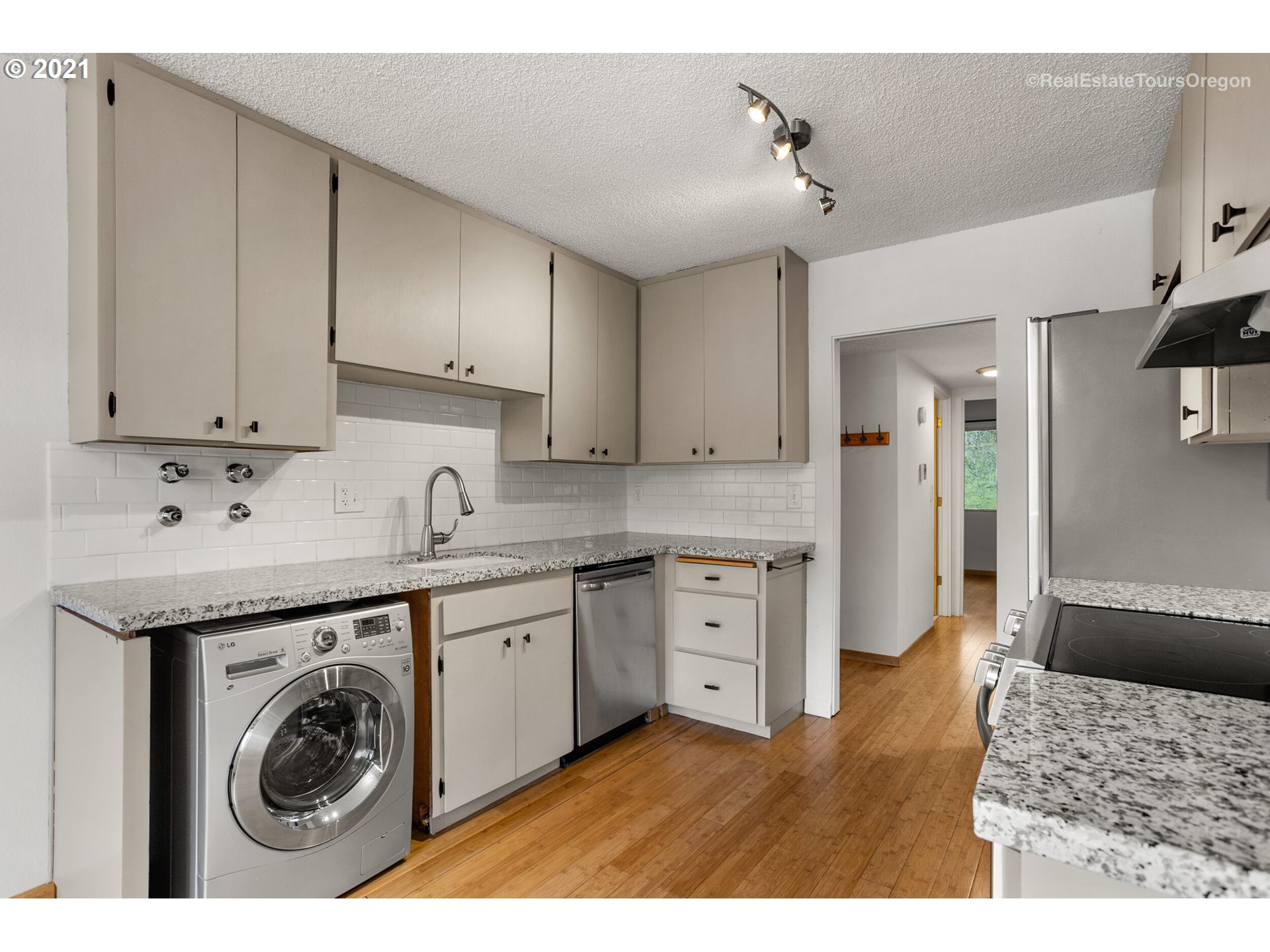 Photo #5: 21390423 Listing 