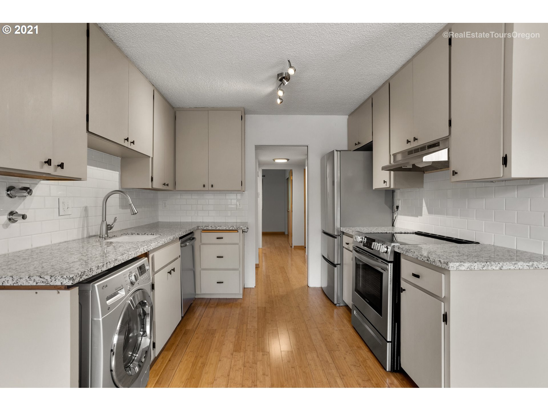 Photo #6: 21390423 Listing 