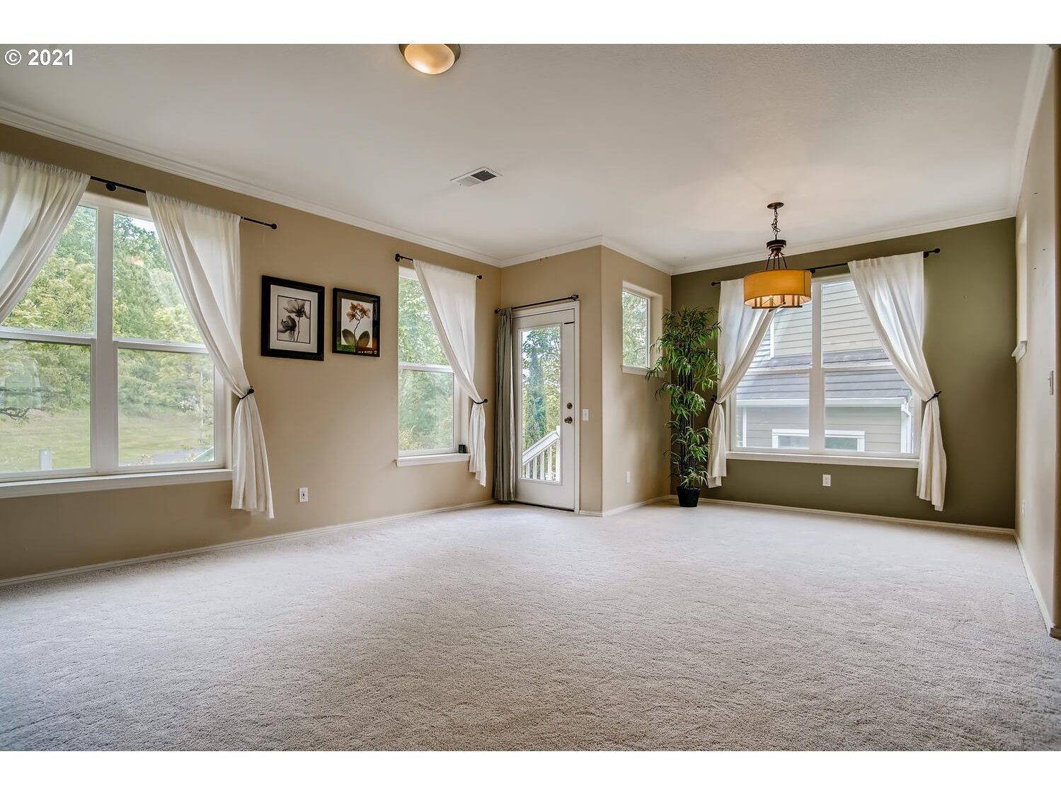 Photo #2: 21392622 Listing 