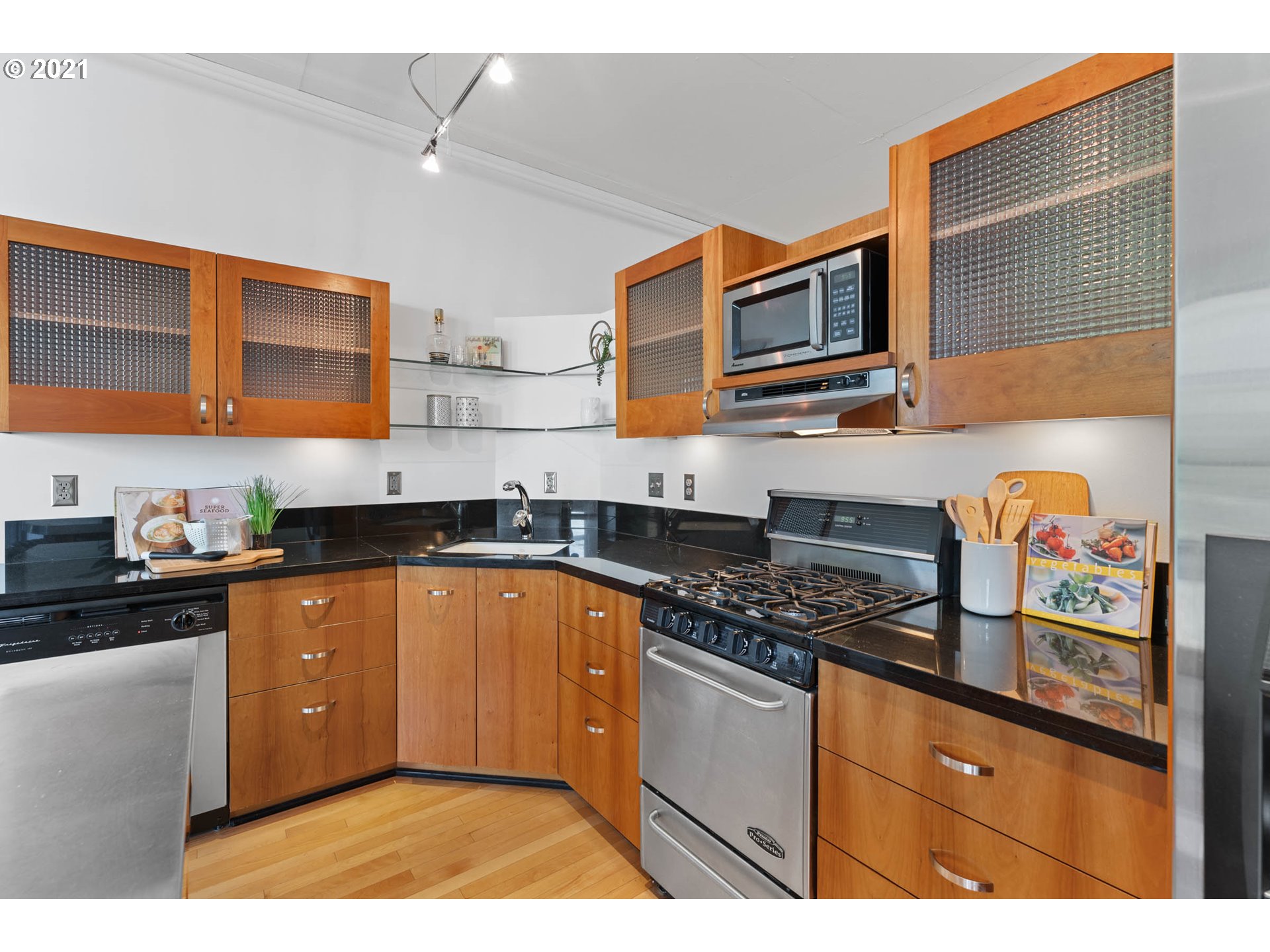 Photo #2: 21403260 Listing 