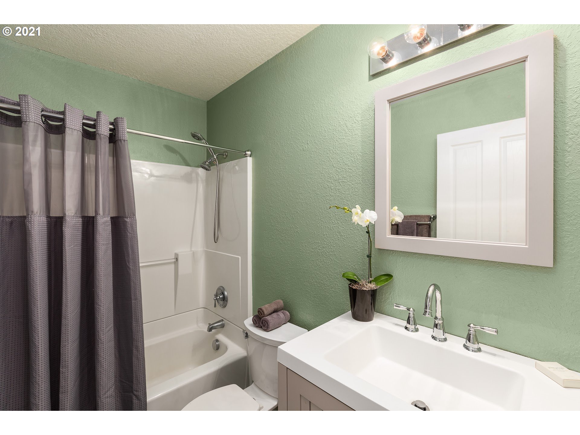 Photo #5: 21418372 Listing 