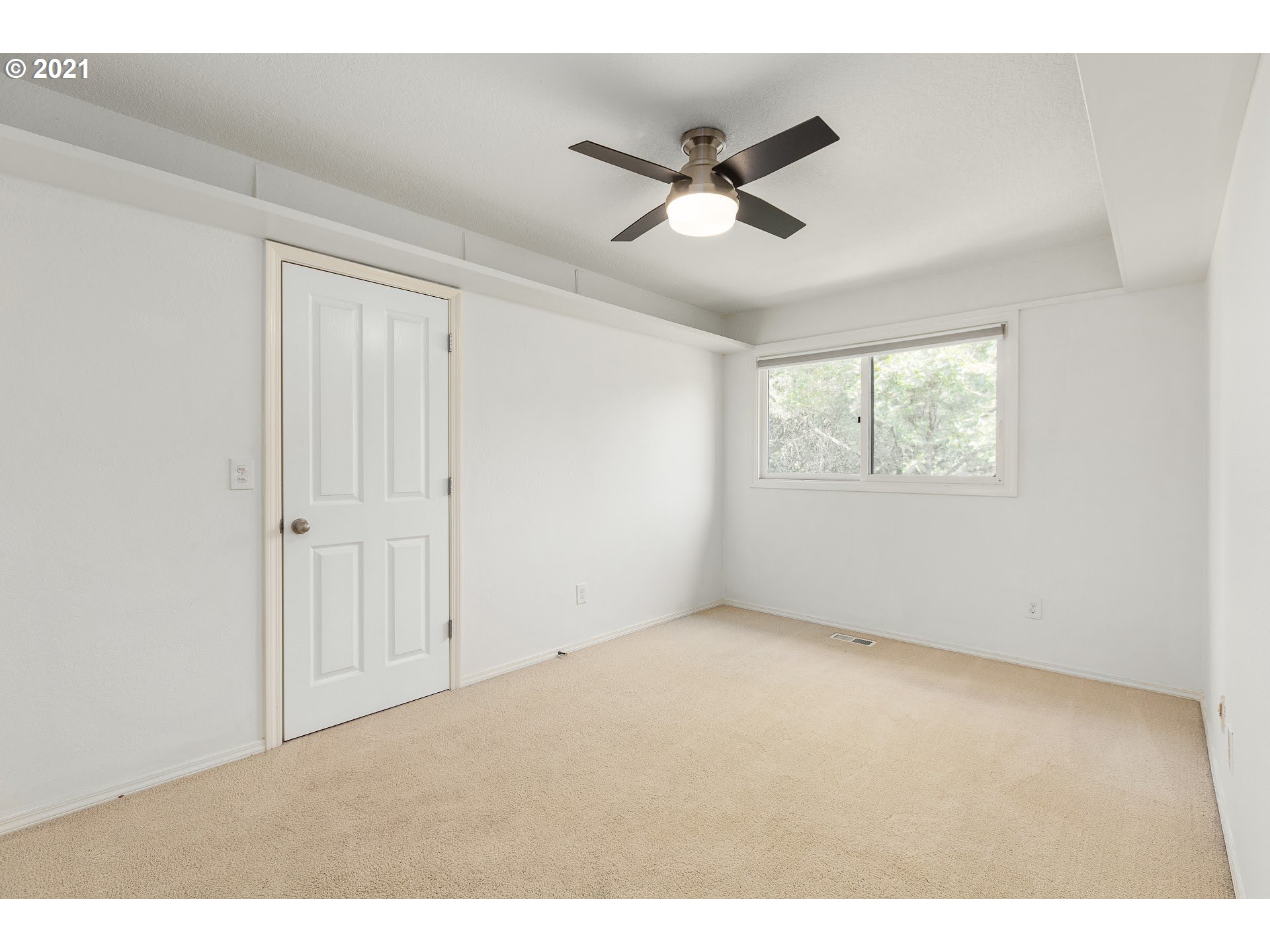 Photo #6: 21418372 Listing 