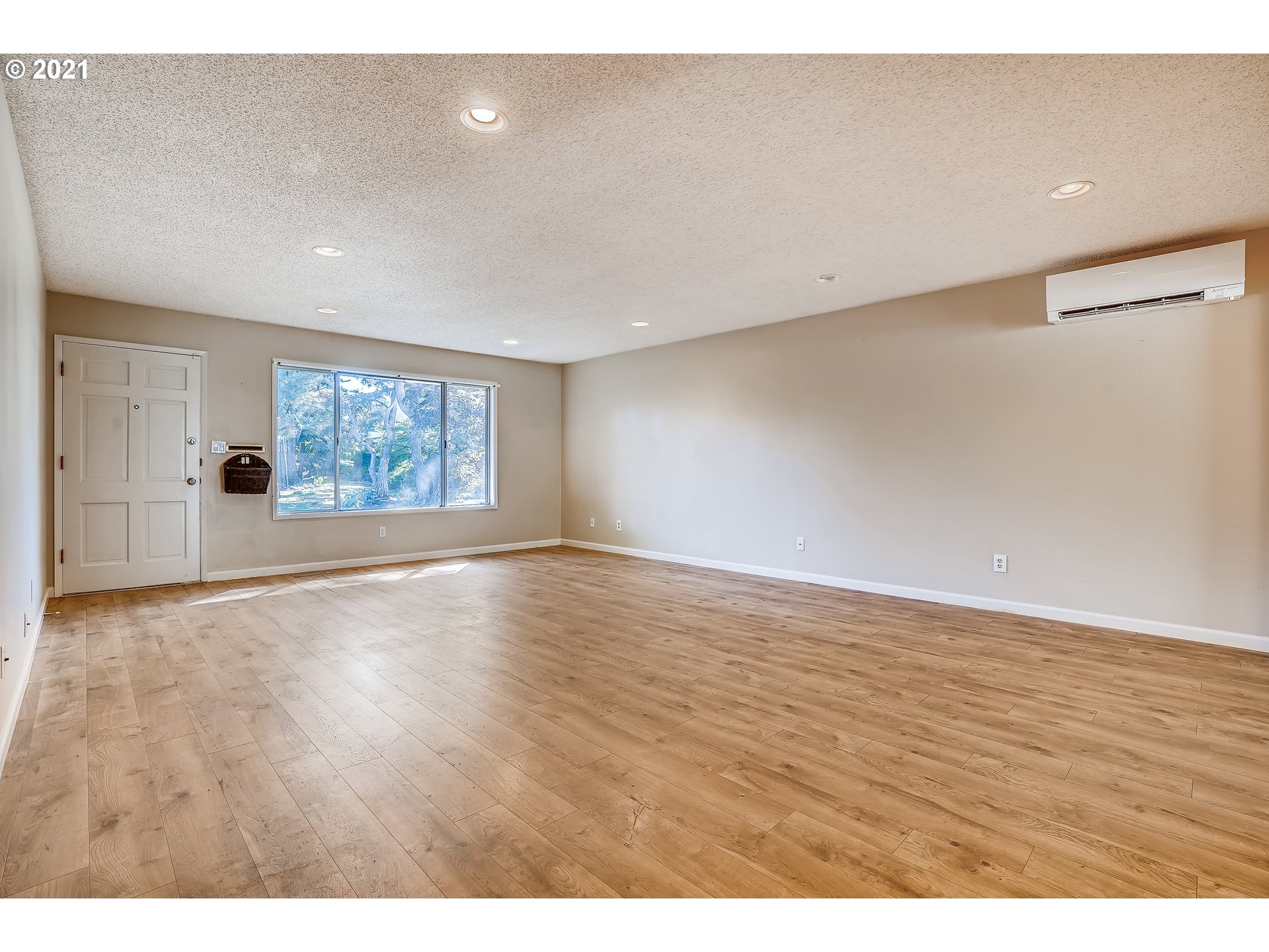 Photo #2: 21431841 Listing 