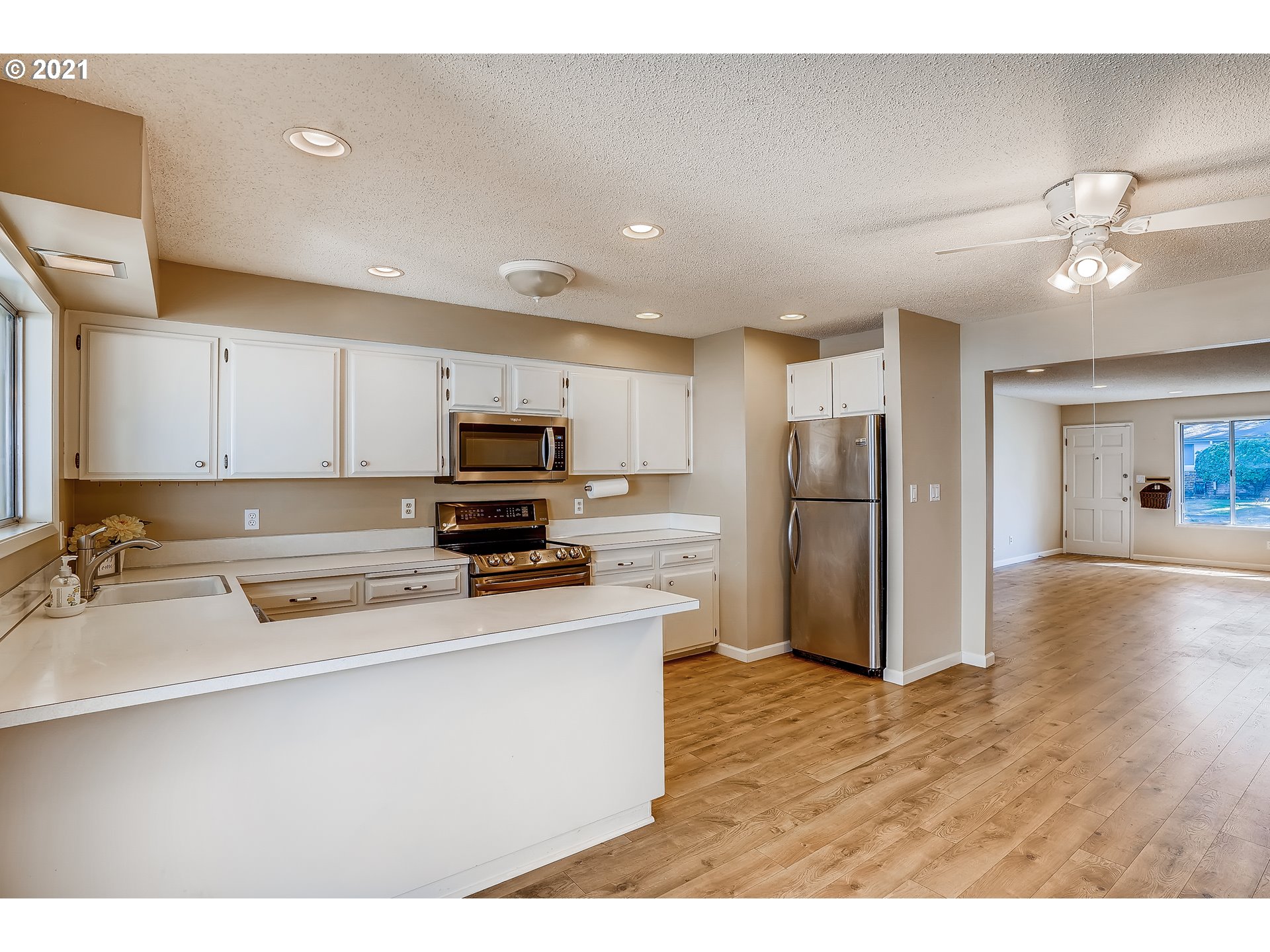 Photo #3: 21431841 Listing 