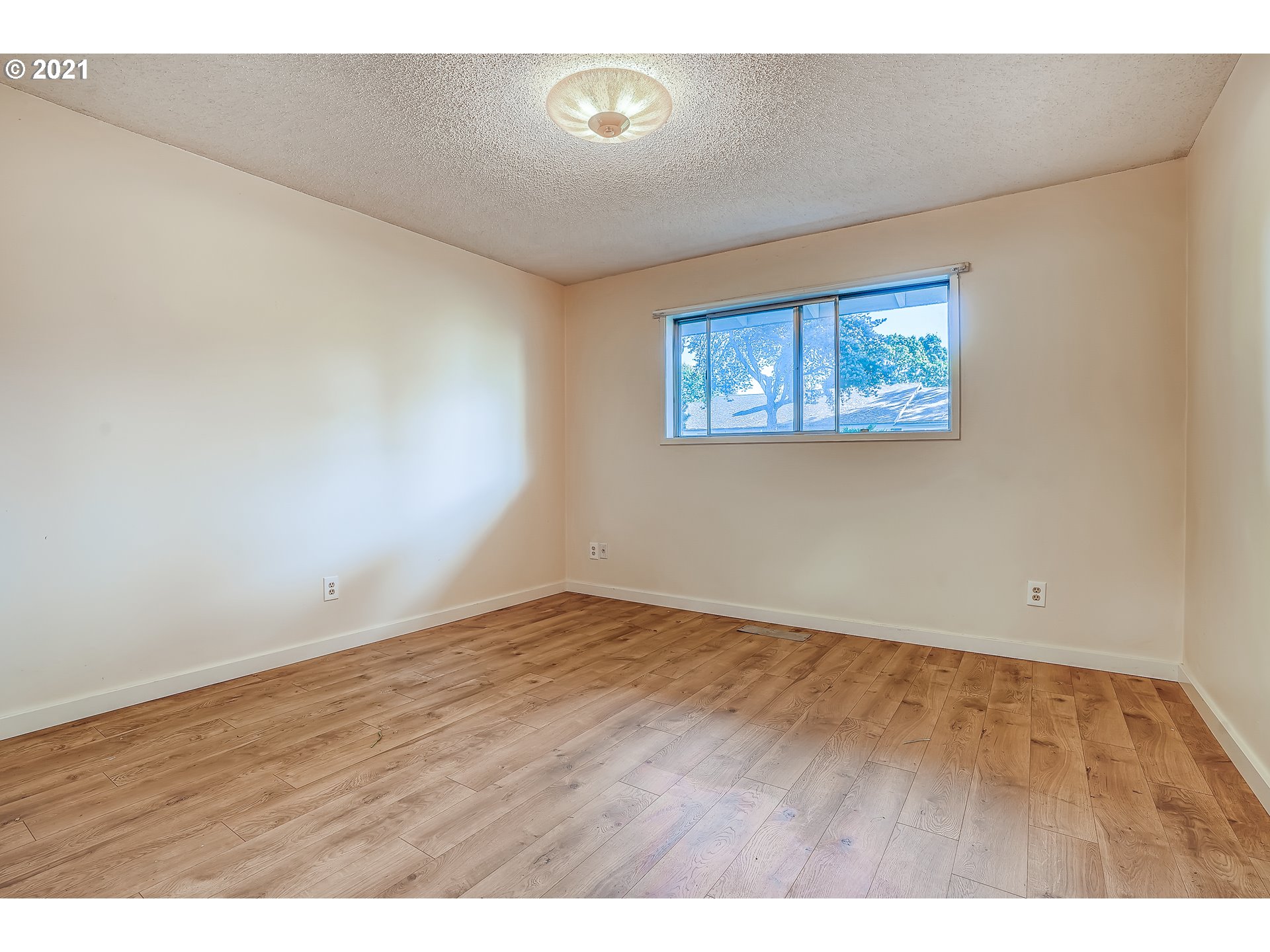 Photo #5: 21431841 Listing 