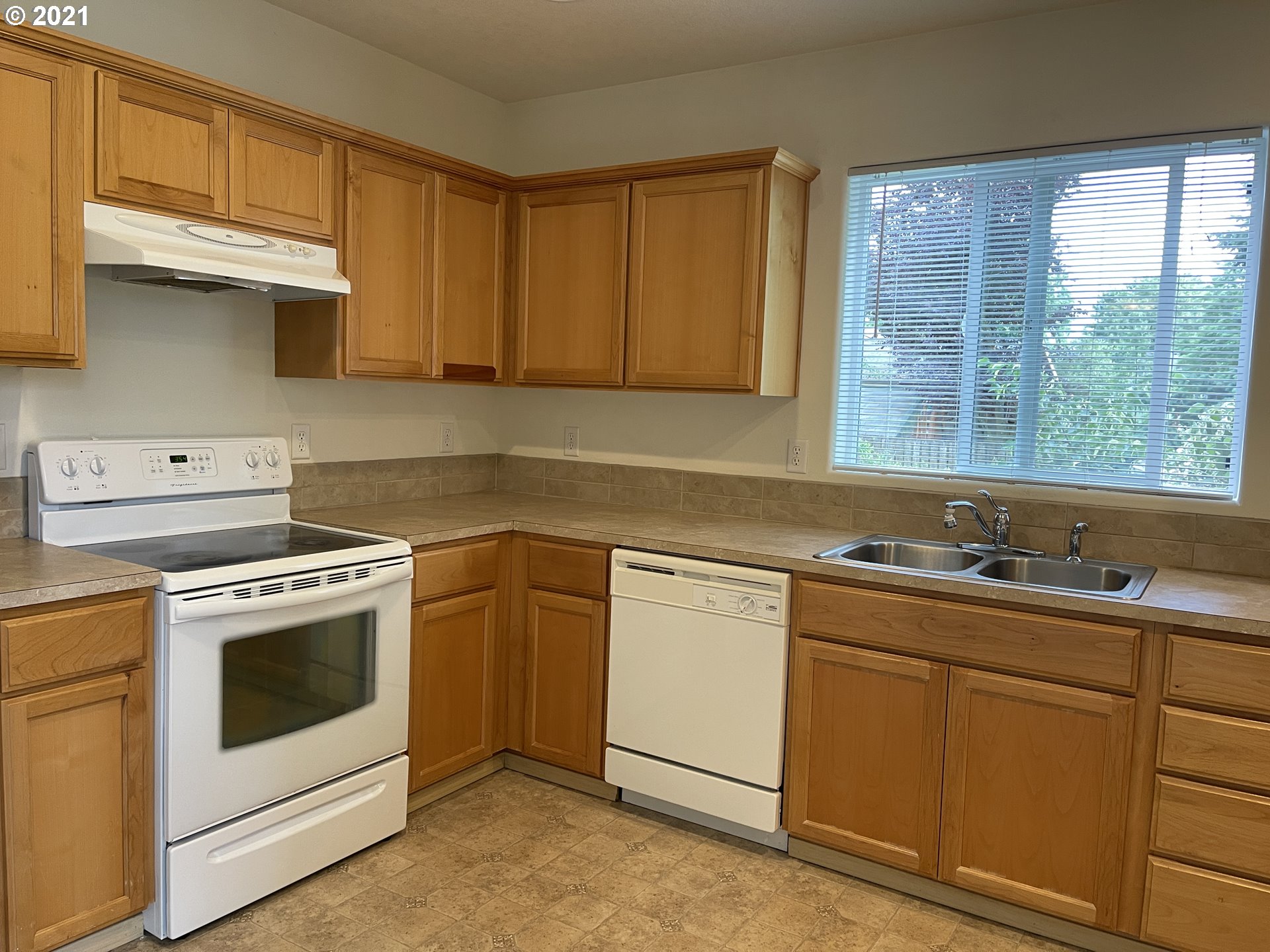 Photo #5: 21438015 Listing 