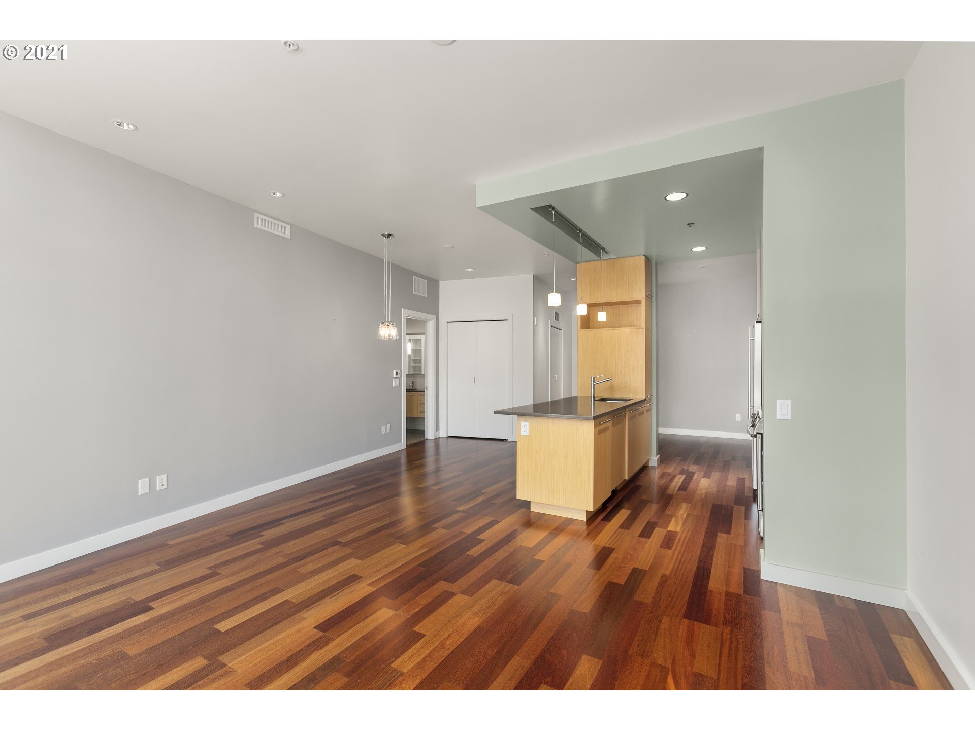 Photo #6: 21440609 Listing 