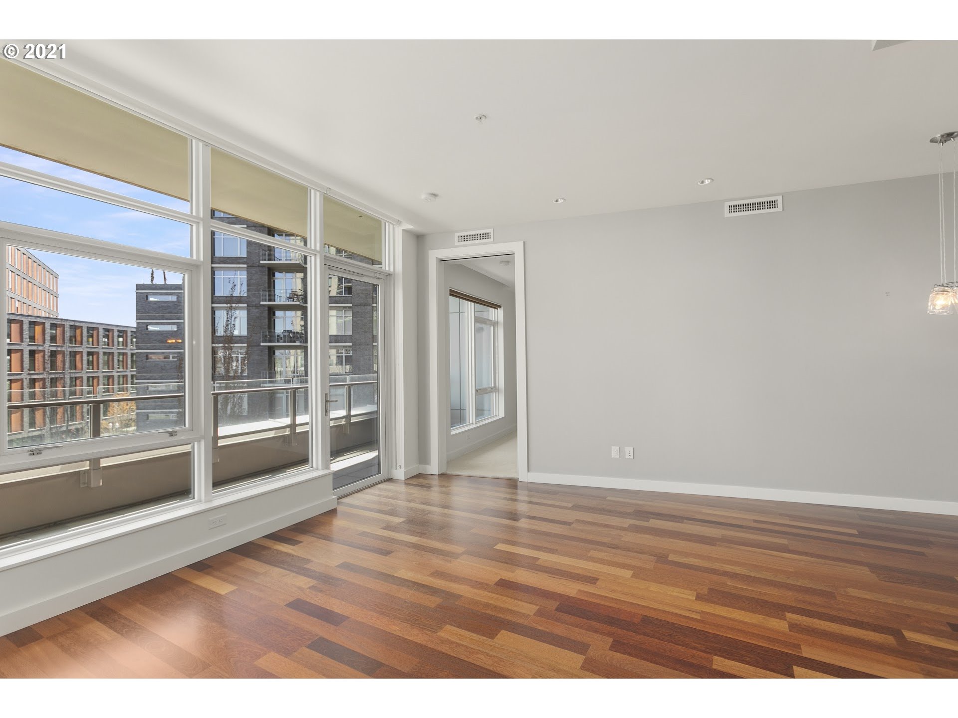 Photo #5: 21440609 Listing 