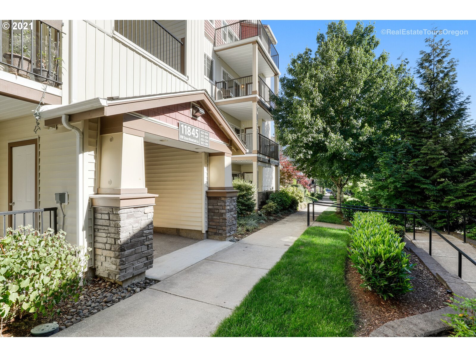 Photo #2: 21441738 Listing 