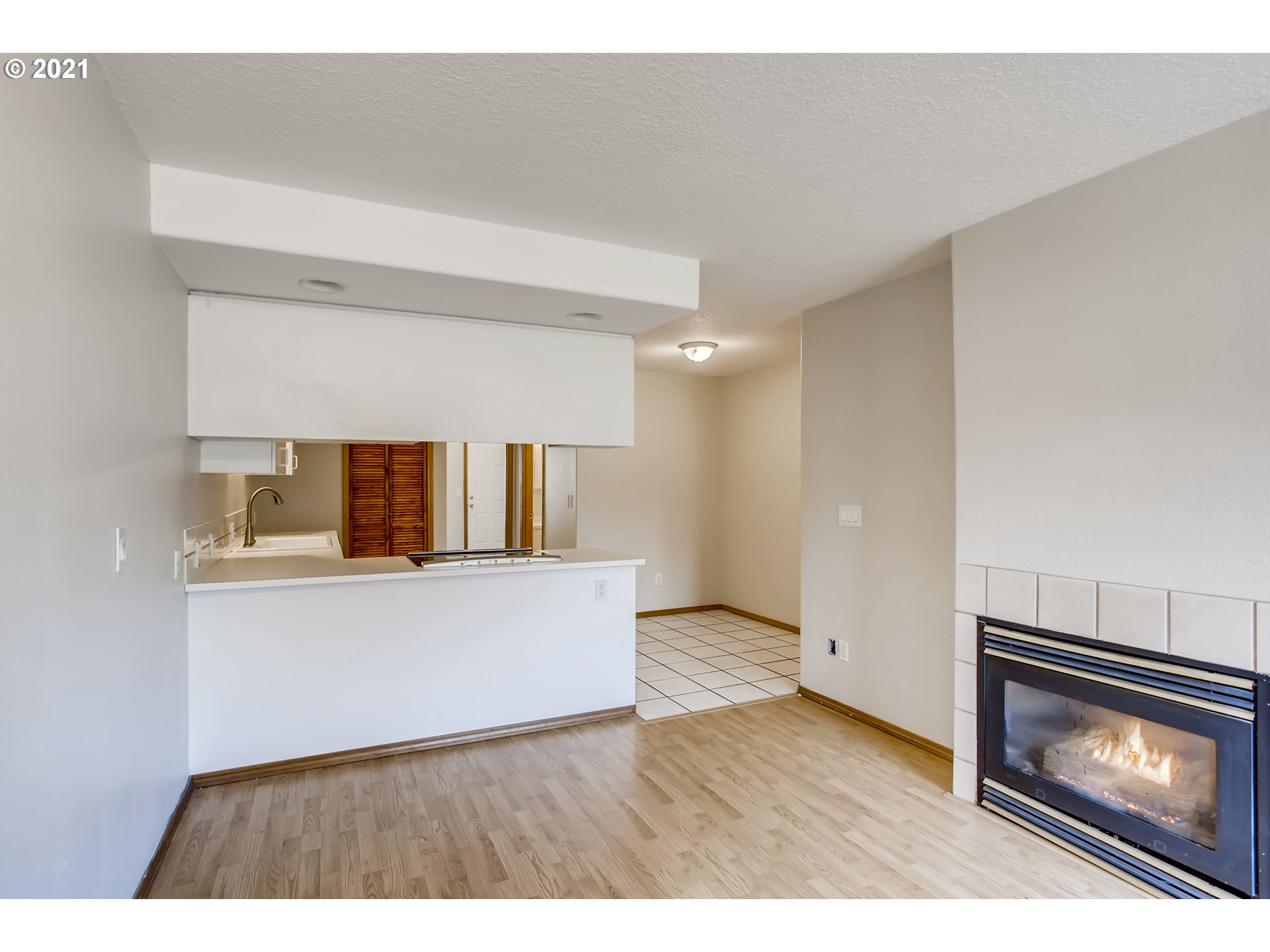 Photo #5: 21459428 Listing 