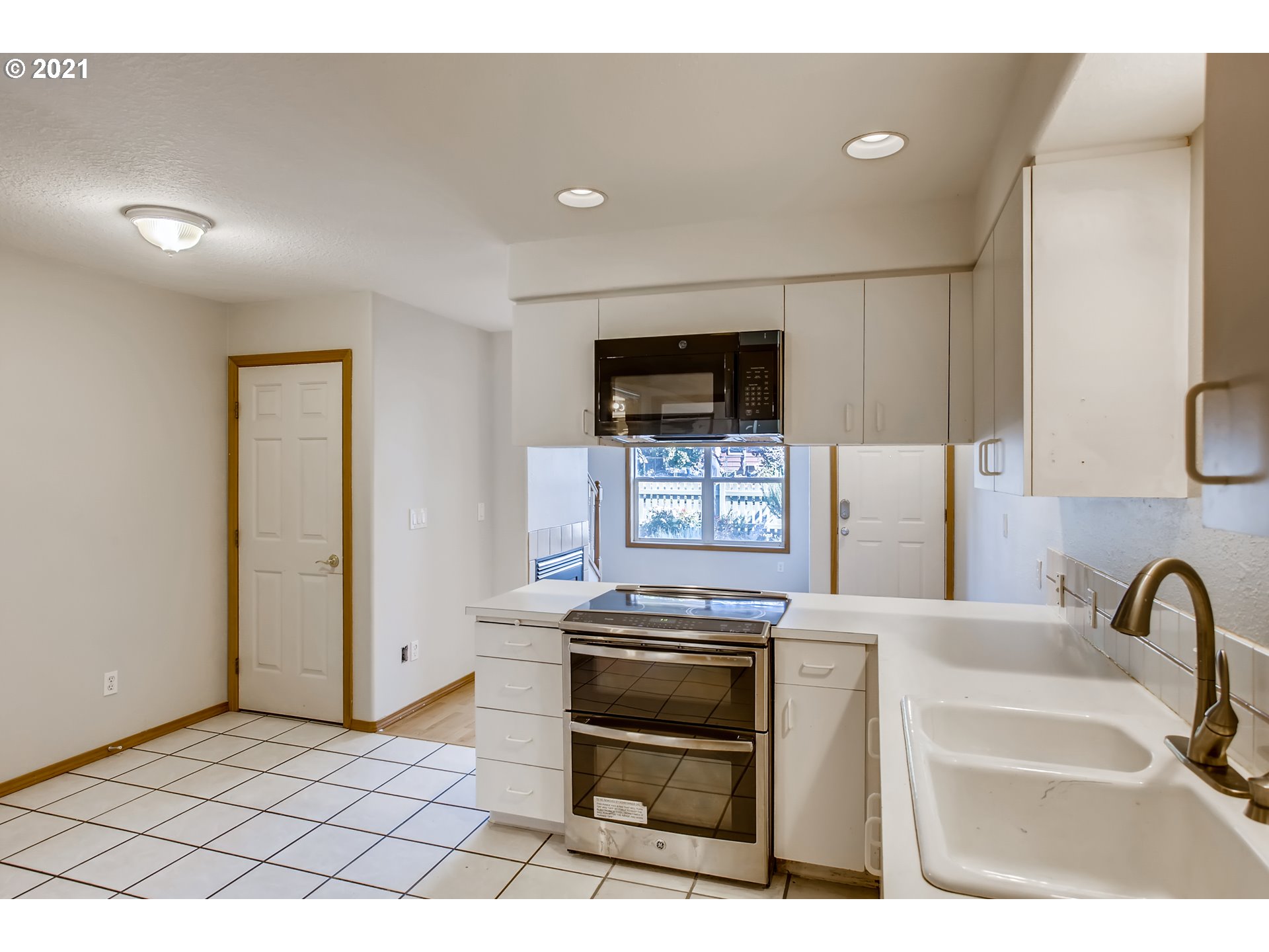 Photo #2: 21459428 Listing 