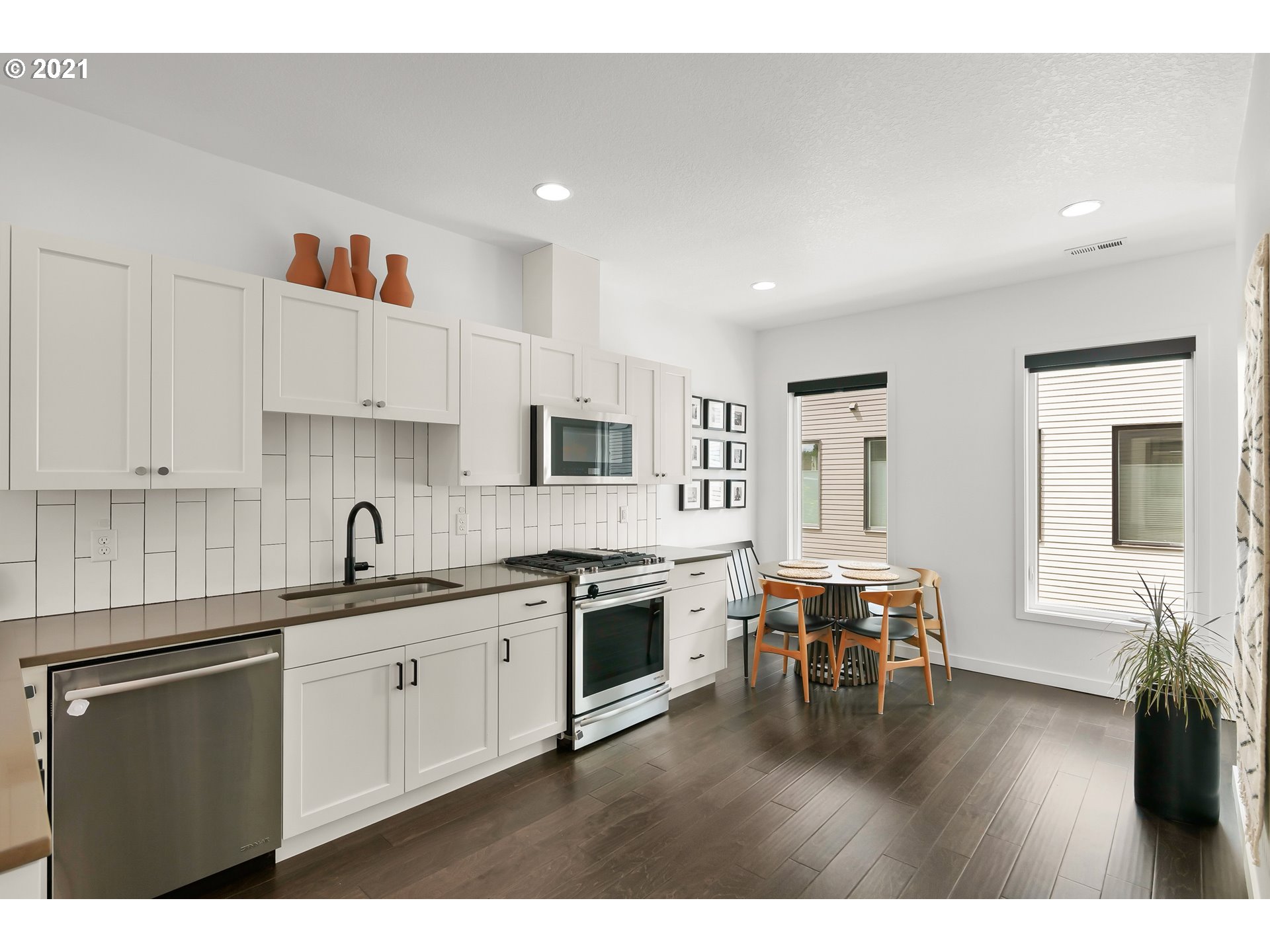 Photo #5: 21484185 Listing 