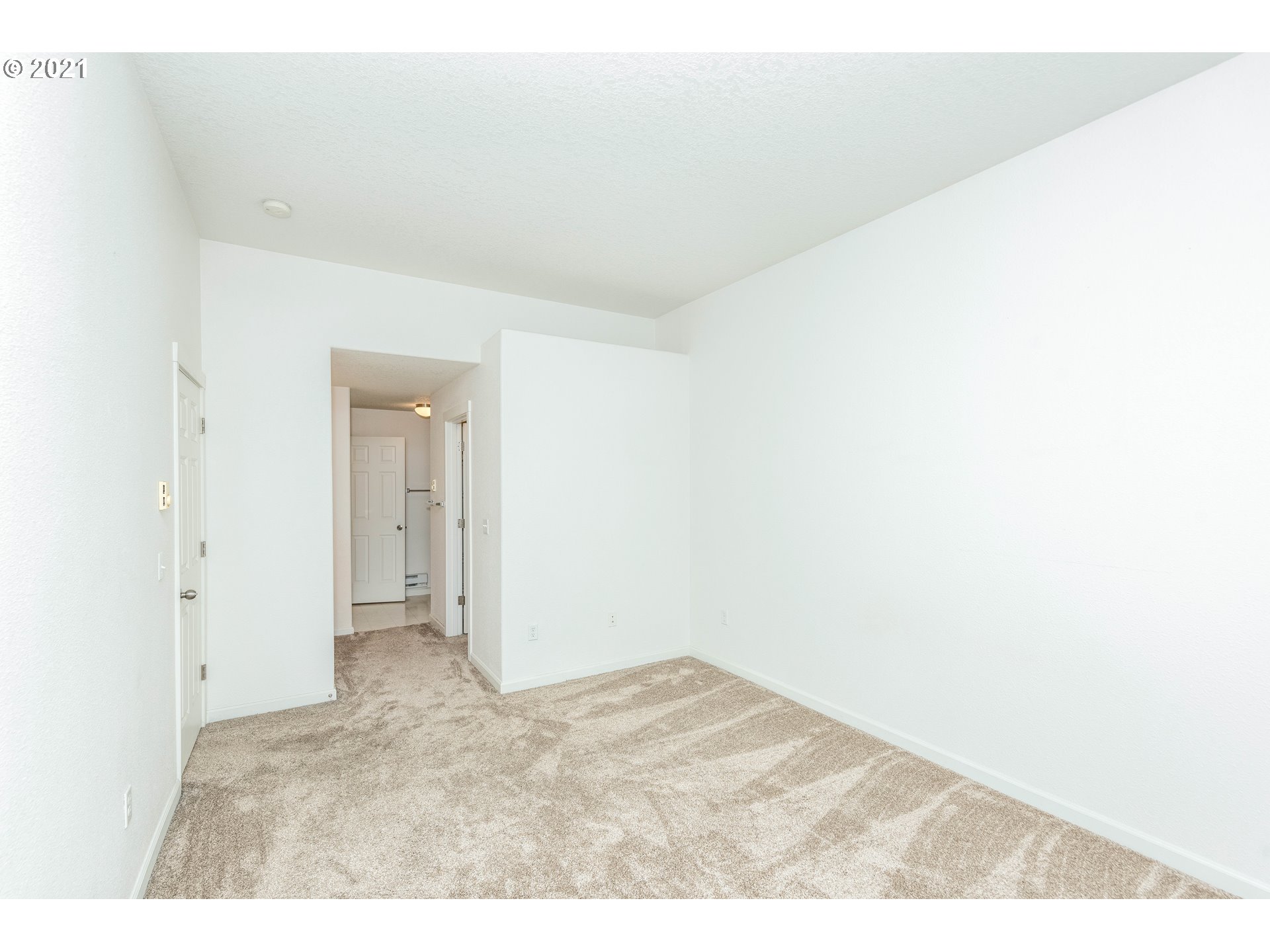 Photo #4: 21489155 Listing 