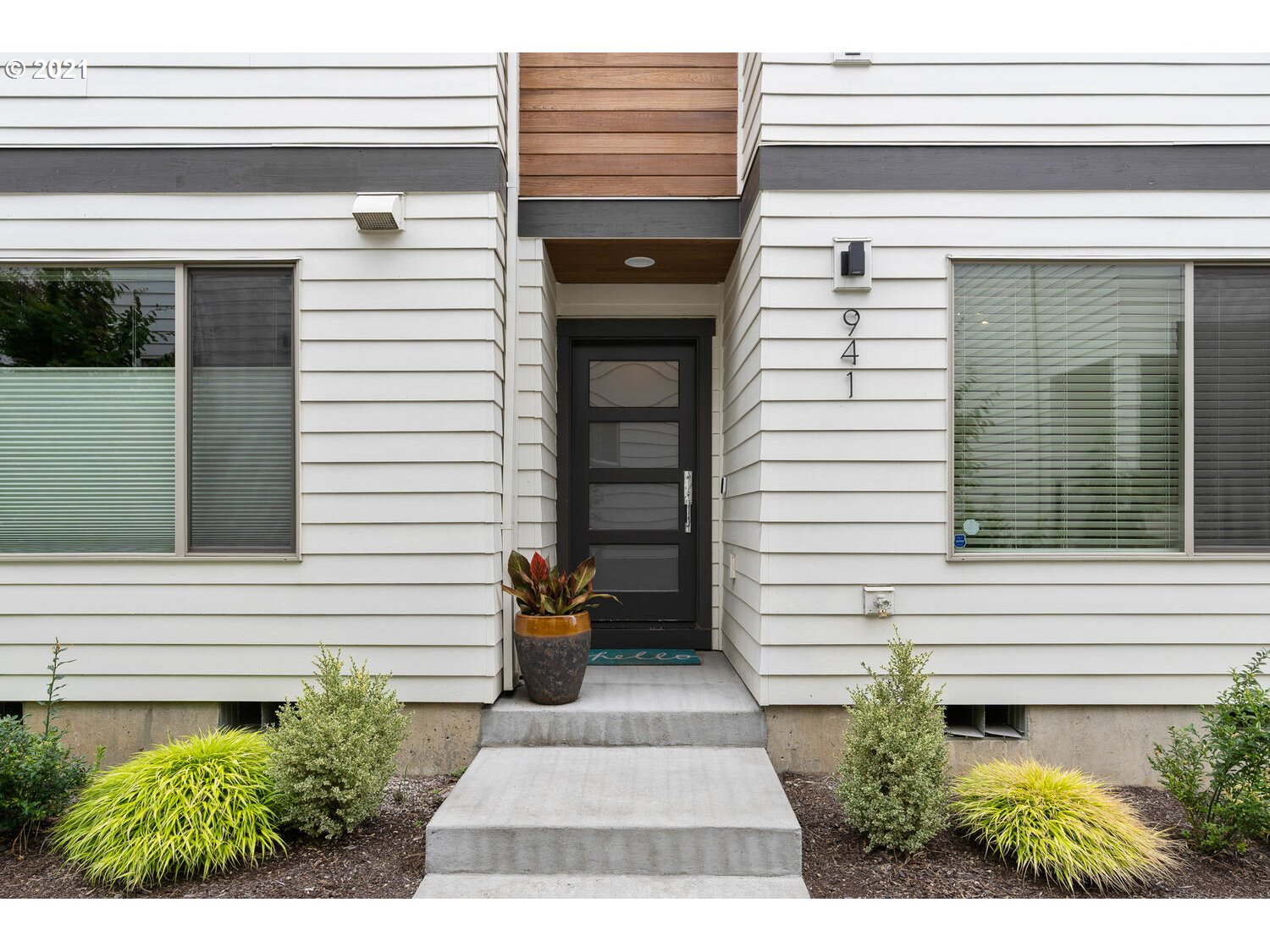 MLS: 21497229 Condo For Sale