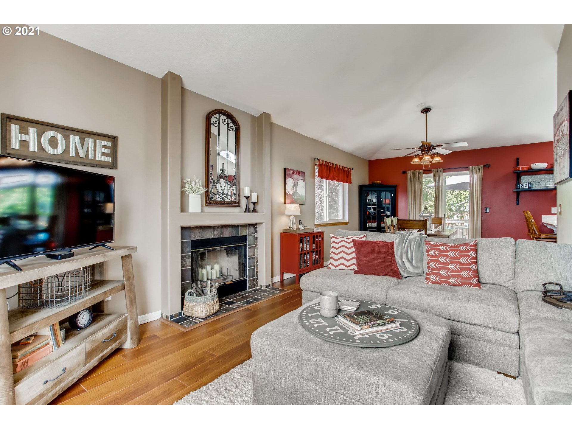Living Room/Entrance