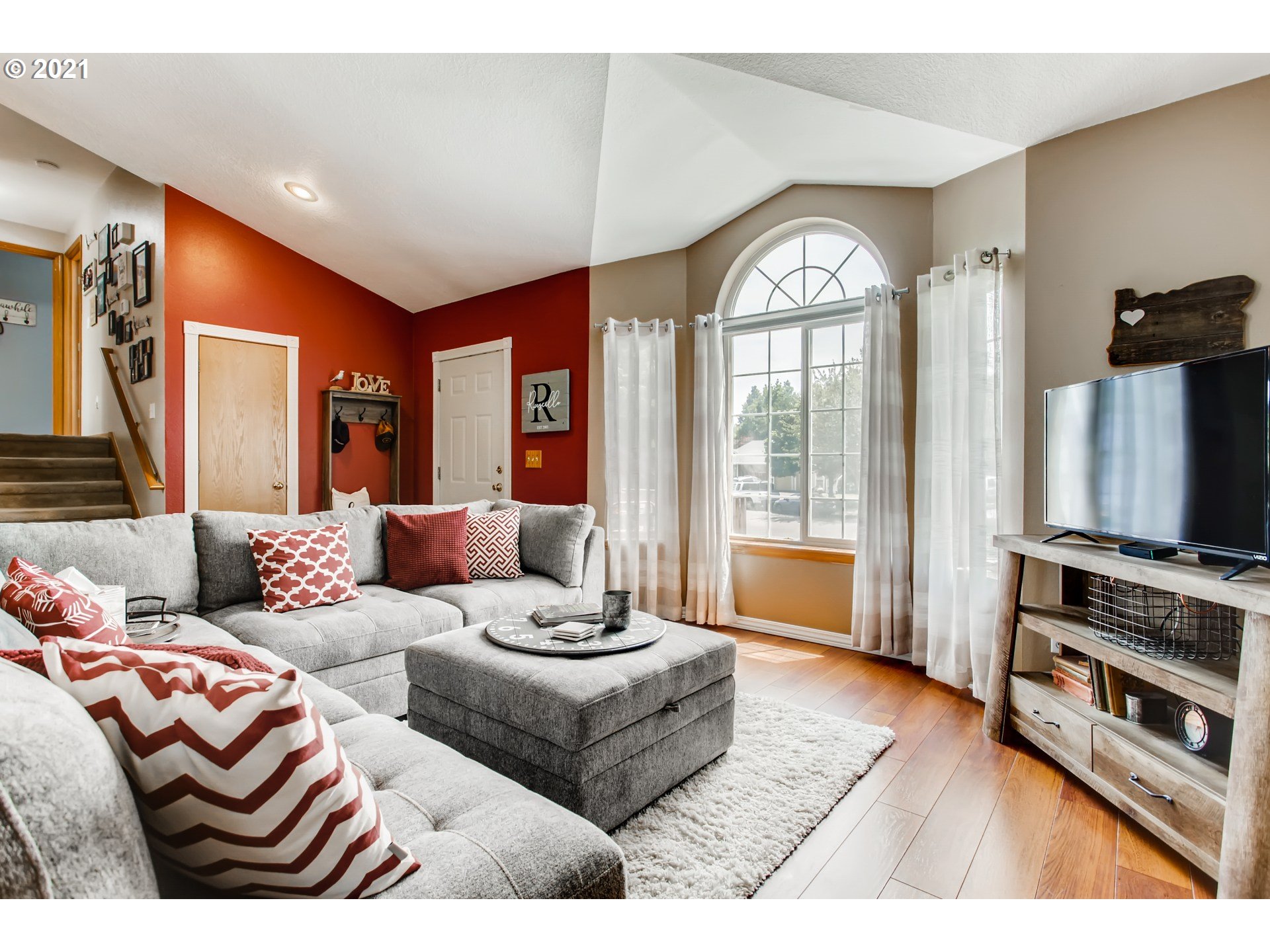 Living Room/Entrance