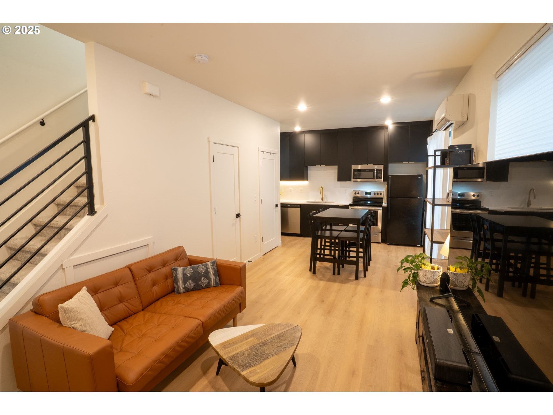 Photo #2: 215537475 Listing 