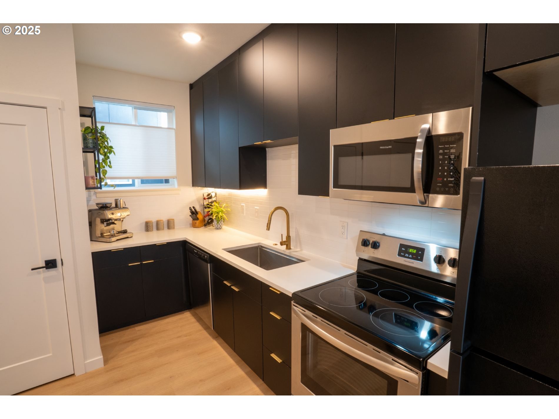 Photo #4: 215537475 Listing 