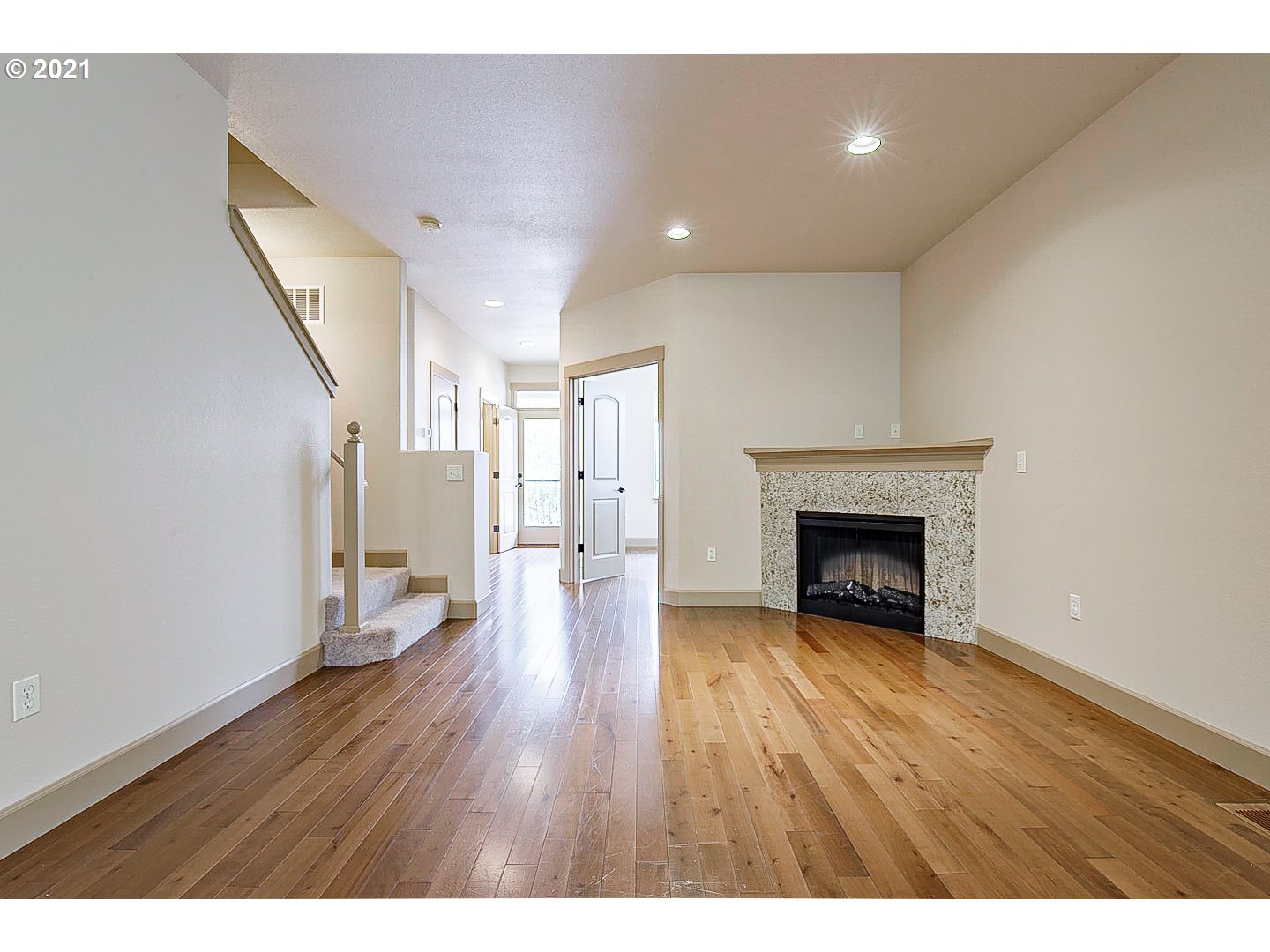 Photo #3: 21560593 Listing 