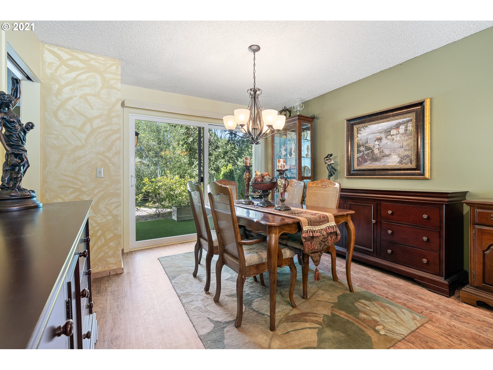 Photo #5: 21597102 Listing 