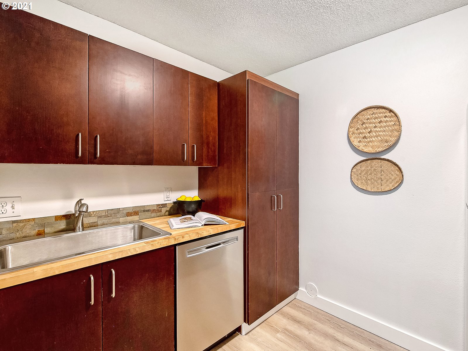 Photo #5: 21601388 Listing 