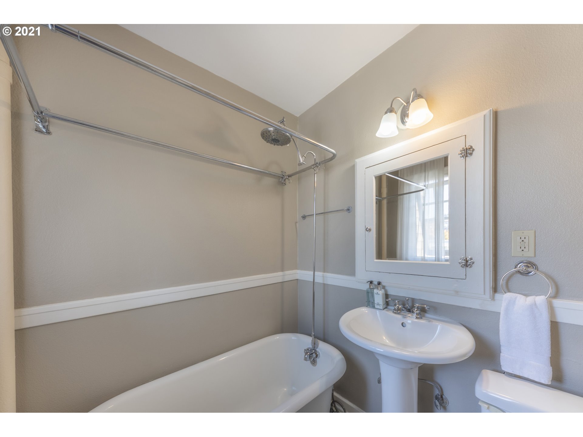 Photo #2: 21624752 Listing 