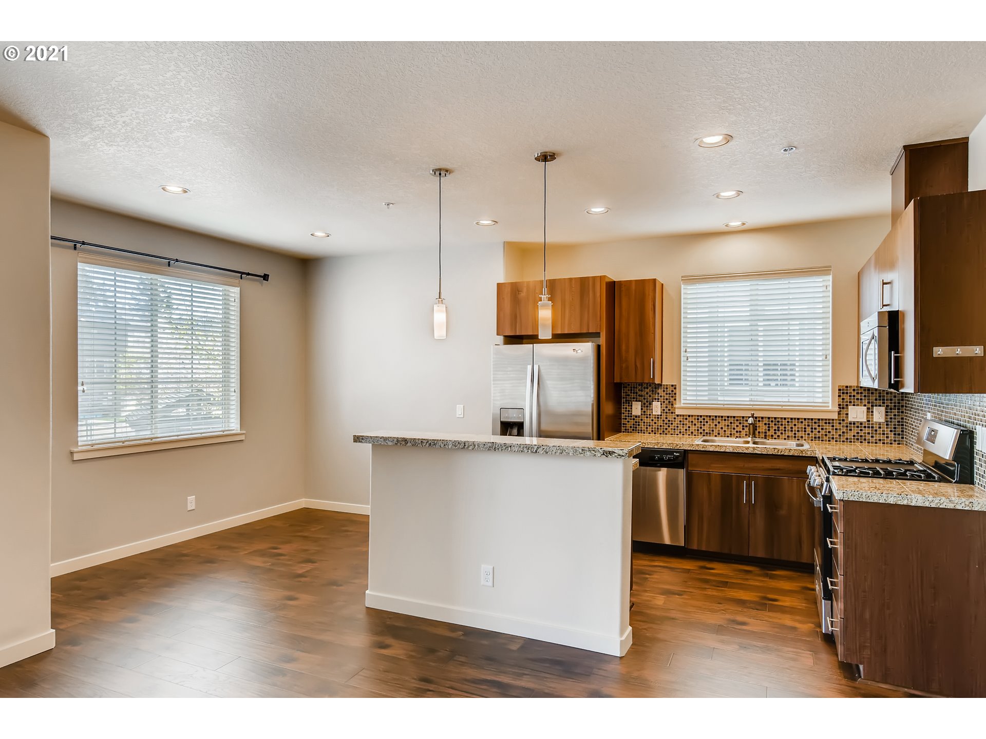 Photo #5: 21676057 Listing 