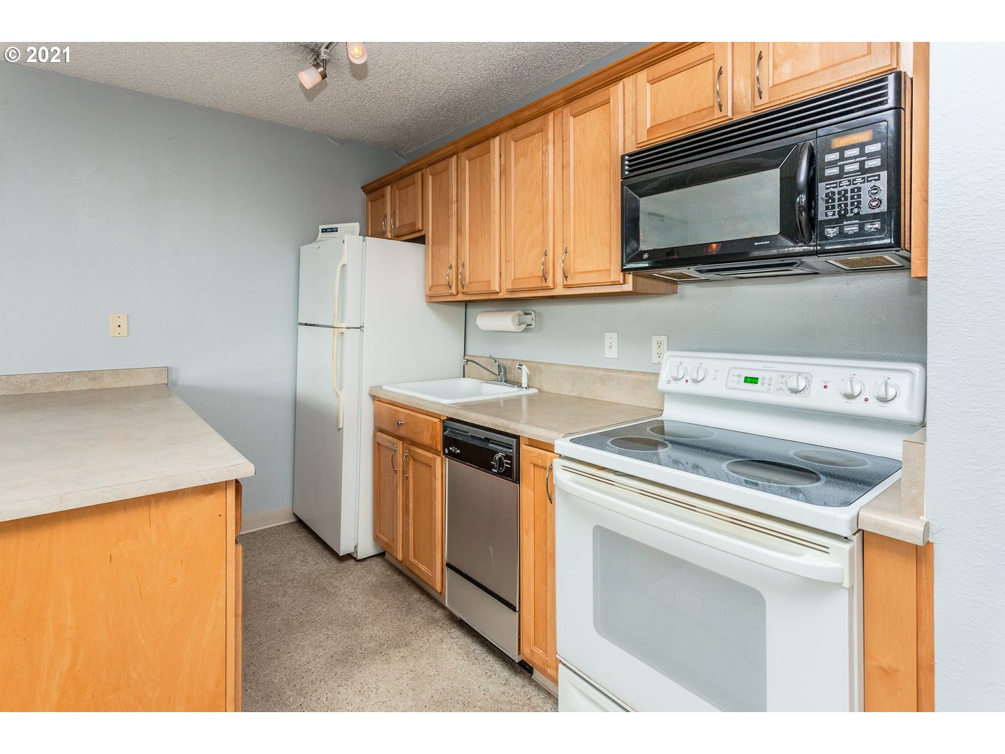MLS: 21684327 Condo For Sale