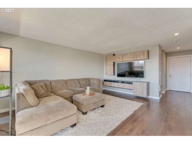 Photo #6: 21684541 Listing 