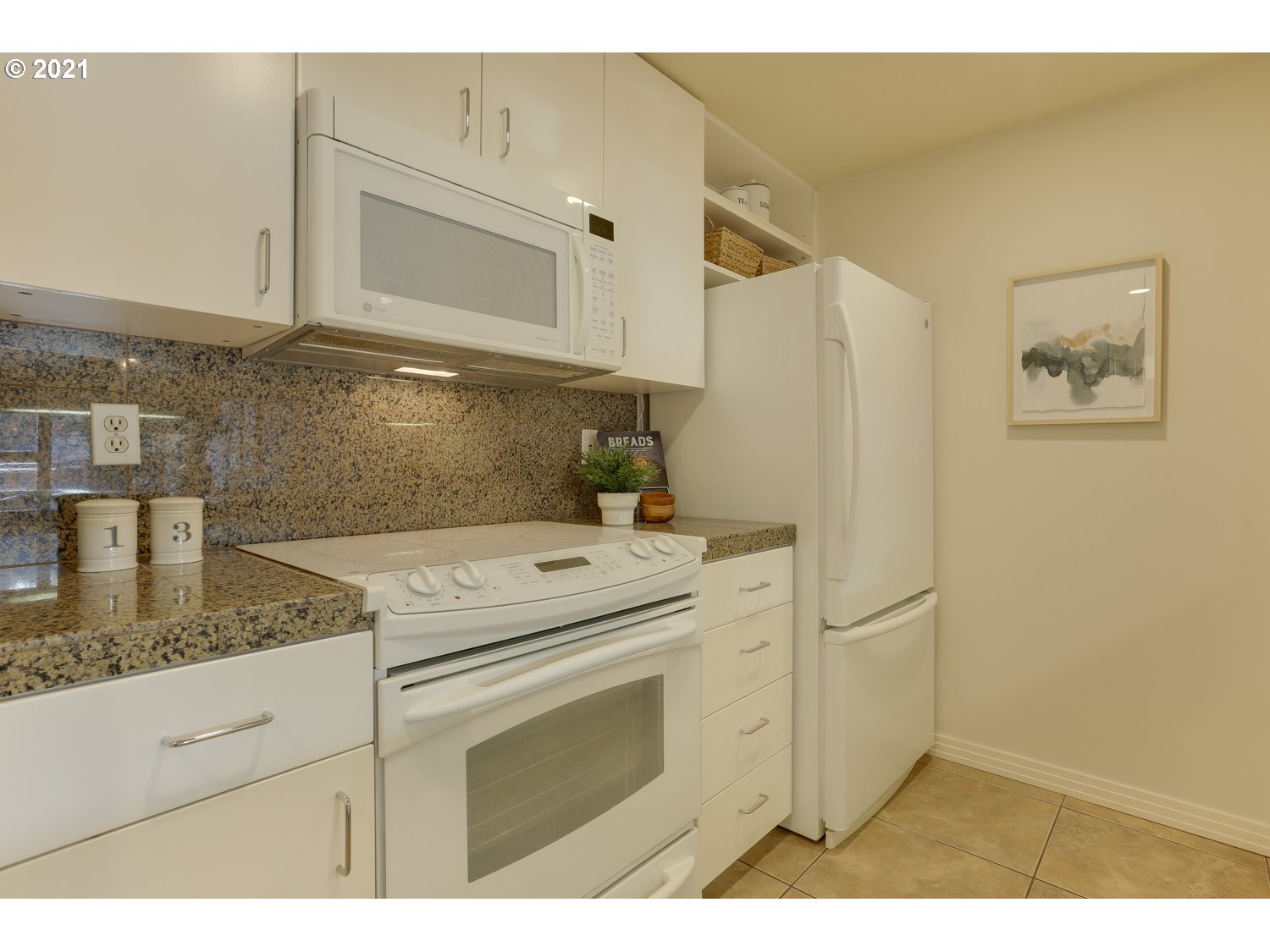 Photo #2: 21685785 Listing 