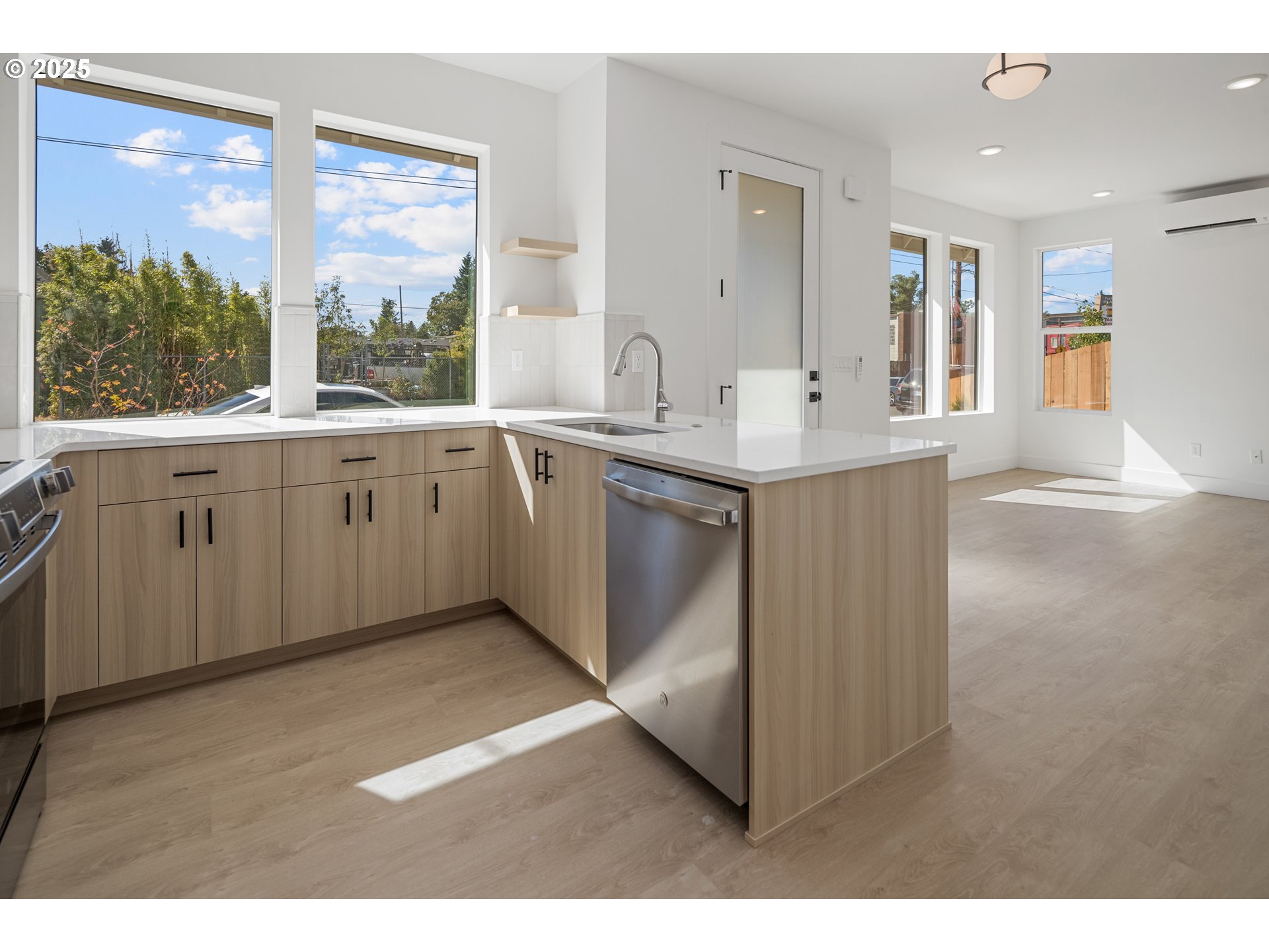 Photo #5: 217100466 Listing 