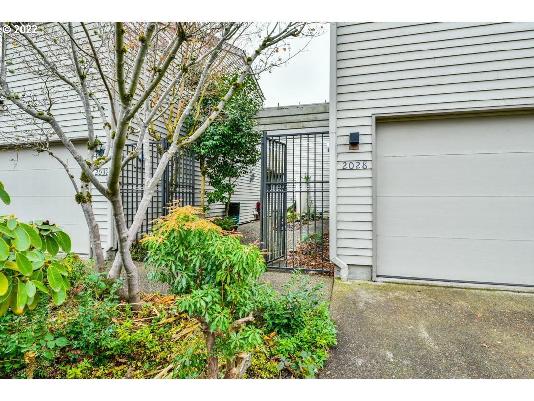 Location, location, location! This light and bright townhome in desirable Ferry St Bridge area is in the heart of shops, restaurants, markets, golf courses, pedestrian/bike paths, parks and Autzen Stadium! Oak floors, 2 story ceilings, fireplace, skylights, brand new water heater, loft area, large bedrooms, balcony and patios. New interior paint and windows replaced!