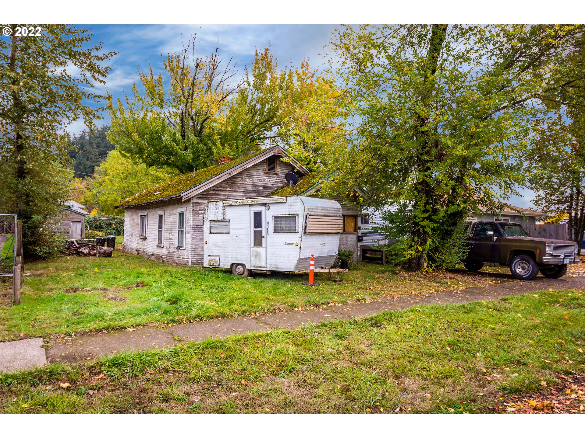 39 N WASHINGTON ST Eugene, Oregon Attention investors: 936 sq ft home built in 1920 of little value. Lot is approximately 8,726 sq ft per Lane County. Zoned R-2. Buyer due diligence on development opportunities. Short distance to the Whiteaker District, Market District, breweries, coffee shops, downtown and Skinner Butte Park. Shown by appointment only. Seller now considering owner carry options.