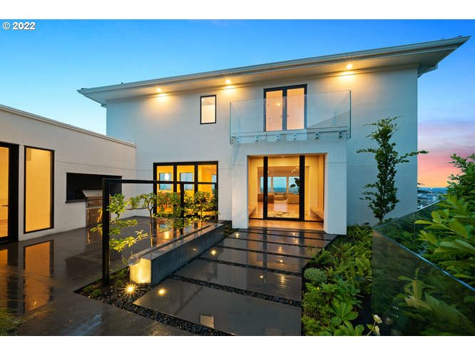 264 NW MACLEAY BLVD Portland, Oregon Superb Quality and Expansive views of downtown Portland, four Mountains, vibrant City Life, the Moda Center and the Willamette River! One of Portlands finest homes; come visit this exquisite home on coveted St. Frances Hill in Kings Heights. Innovative, Sophisticated, casually elegant. Private primary suite w/ adjacent sanctuary and morning patio overlooking the courtyard, wide open chef's kitchen, great for entertaining, 2 story workout studio -plus four en suite bedrooms for the whole crew!