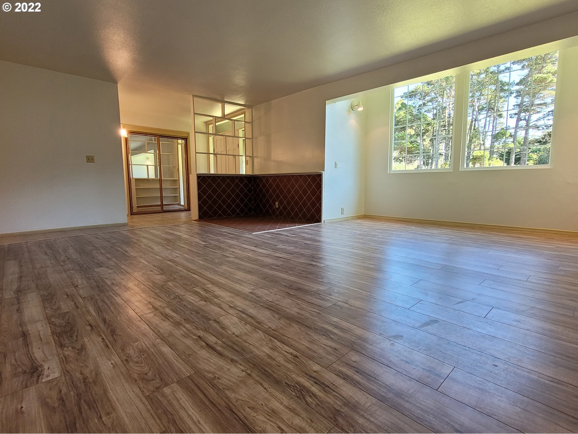 Living Room/Entrance