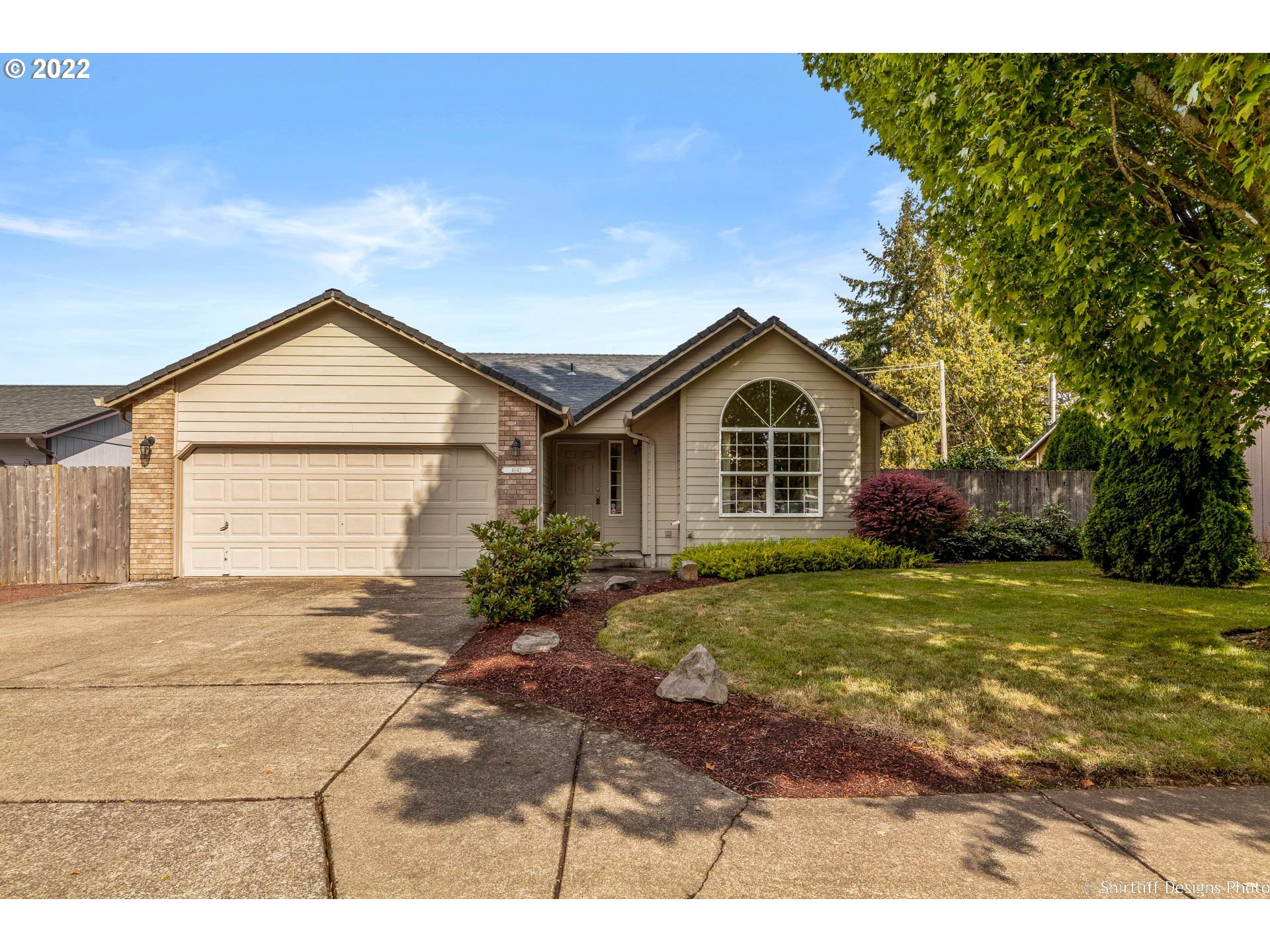 4042 VIRGINIA AVE Springfield, Oregon Well maintained 3-bedroom, 2-bath, 1,344 sq. ft. one story home. This light and bright home features a large living room, family room, full bath and walk-in closet in the primary bedroom, skylight, ceiling fans, AC, covered patio, sprinklers, and fully fenced backyard.