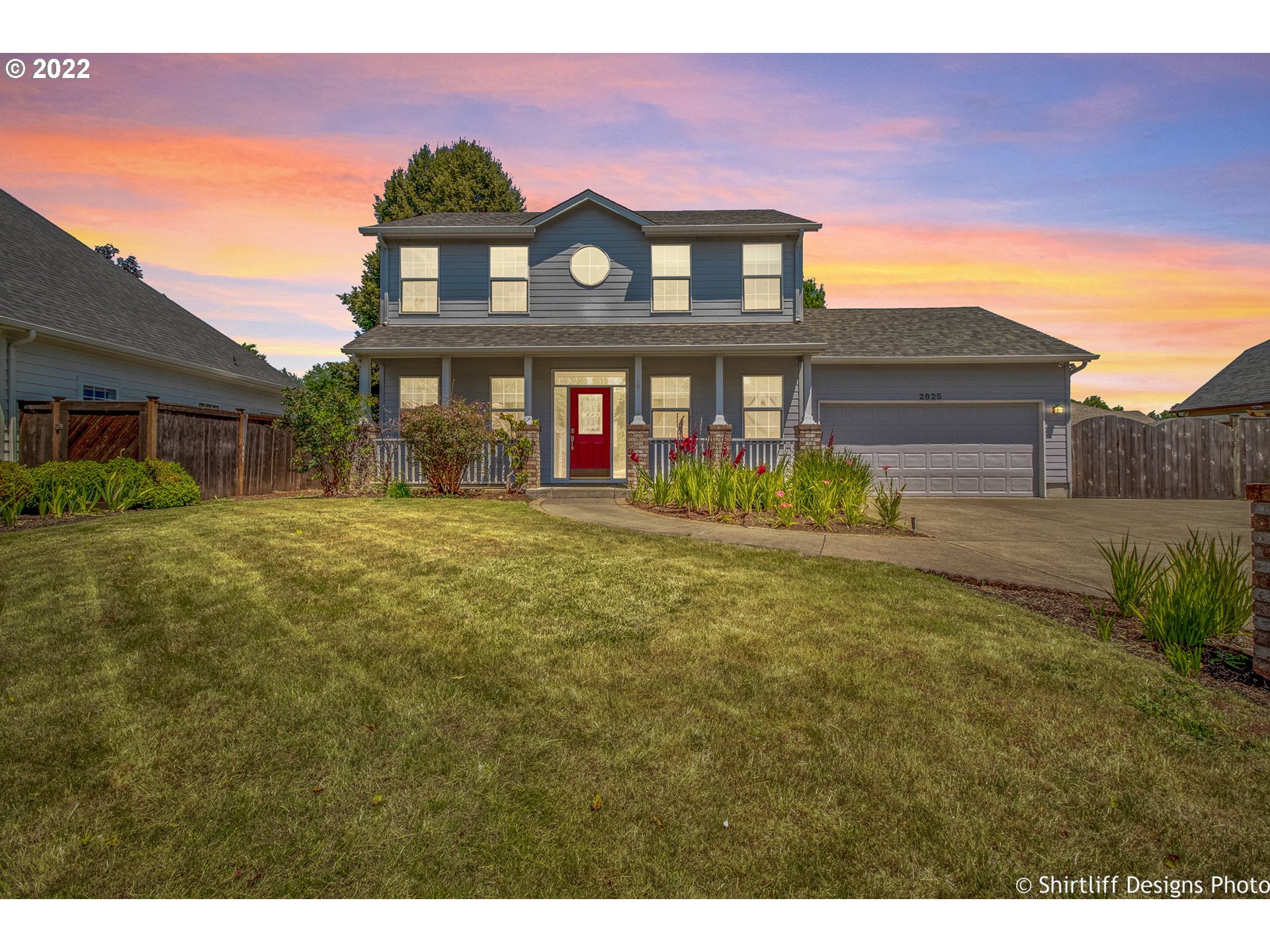 Beautifully updated home in a great, desired neighborhood! Featuring high celings and lots natural light throughout. Kitchen comes with all newer SS appliances. Owener's suite W/Jetted tub, private bathroom, double sinks, and walk-in closet. Enjoy the spacious all fenced backyard with a perfect place to garden, entertain, and relax! Walk to neighborhood park & short distance to shopping center. 2020 Roof, water heater, heat pump and more. Schedule a showing today!