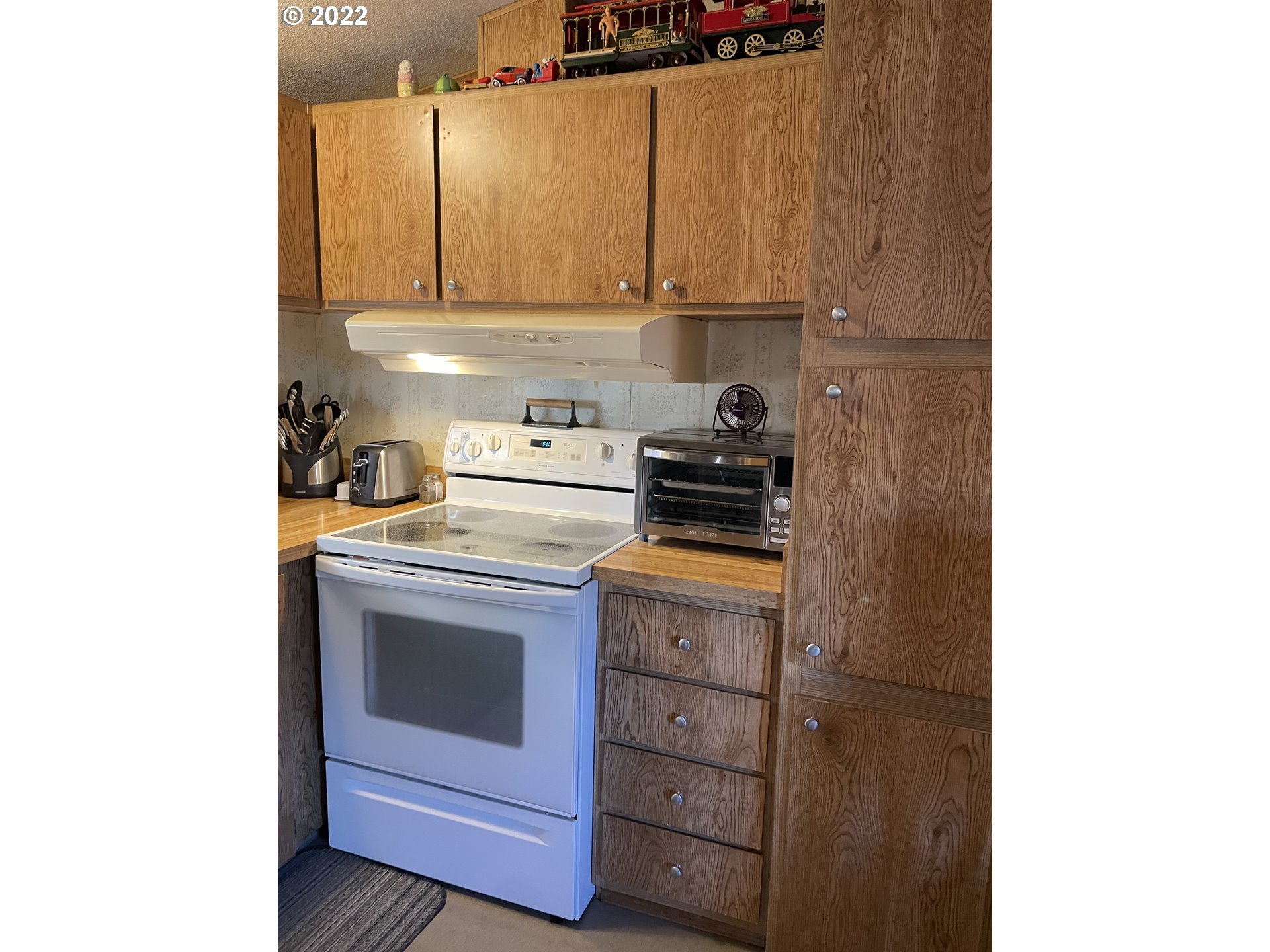 Kitchen-Breakfast Bar