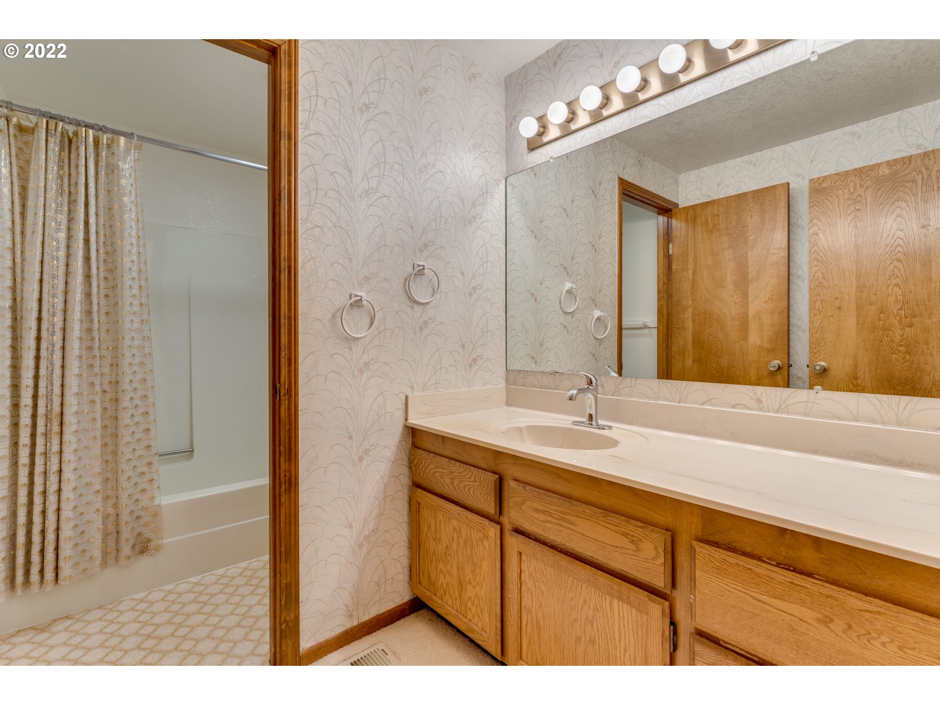 Photo #3: 22200776 Listing 