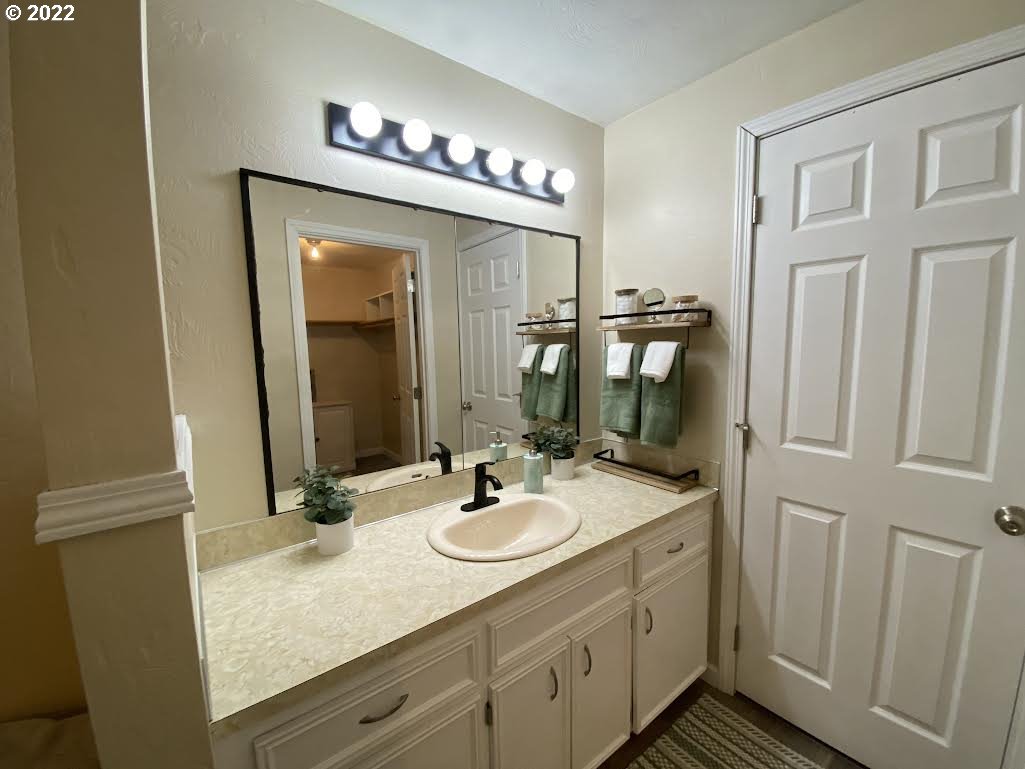 Bathroom, Attached