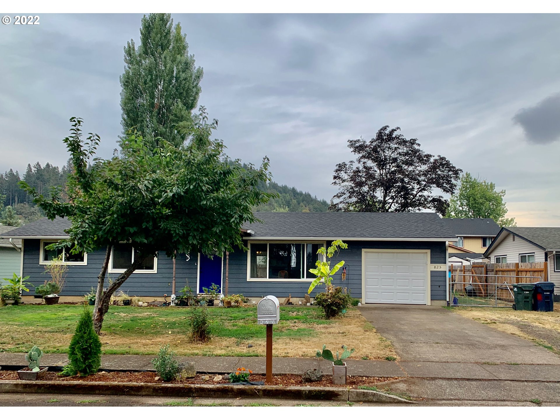 825 EVERGREEN DR Creswell, Oregon Solid one level Creswell home at a great price! 3 Bedrooms, 2 full bathrooms, 1,092 Square feet of living space, Large .20 acre lot. Room to park RV, Trailer, Boat...etc., large 24'x12' shed with power. Large fenced backyard. Newer roof. Kitchen includes Butcher Block countertops, Refrigerator, Dishwasher & smooth top oven range. Just blocks to all schools.