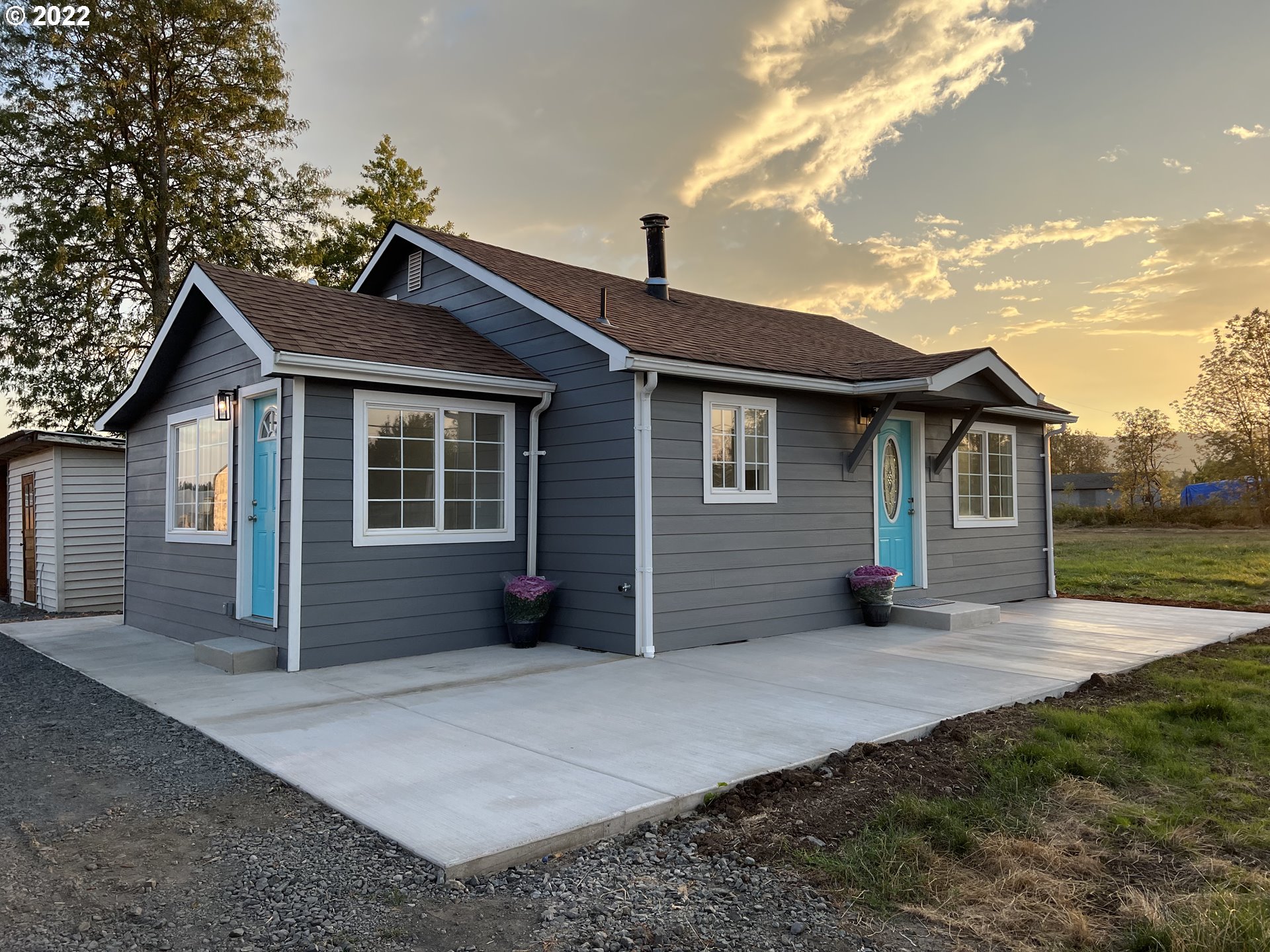 Charming newly renovated 2 bed 1 bath modern farmhouse on fenced in 1.87 acres. Just minutes from the heart of Creswell. Property is buildable for main home. Buyers due diligence.