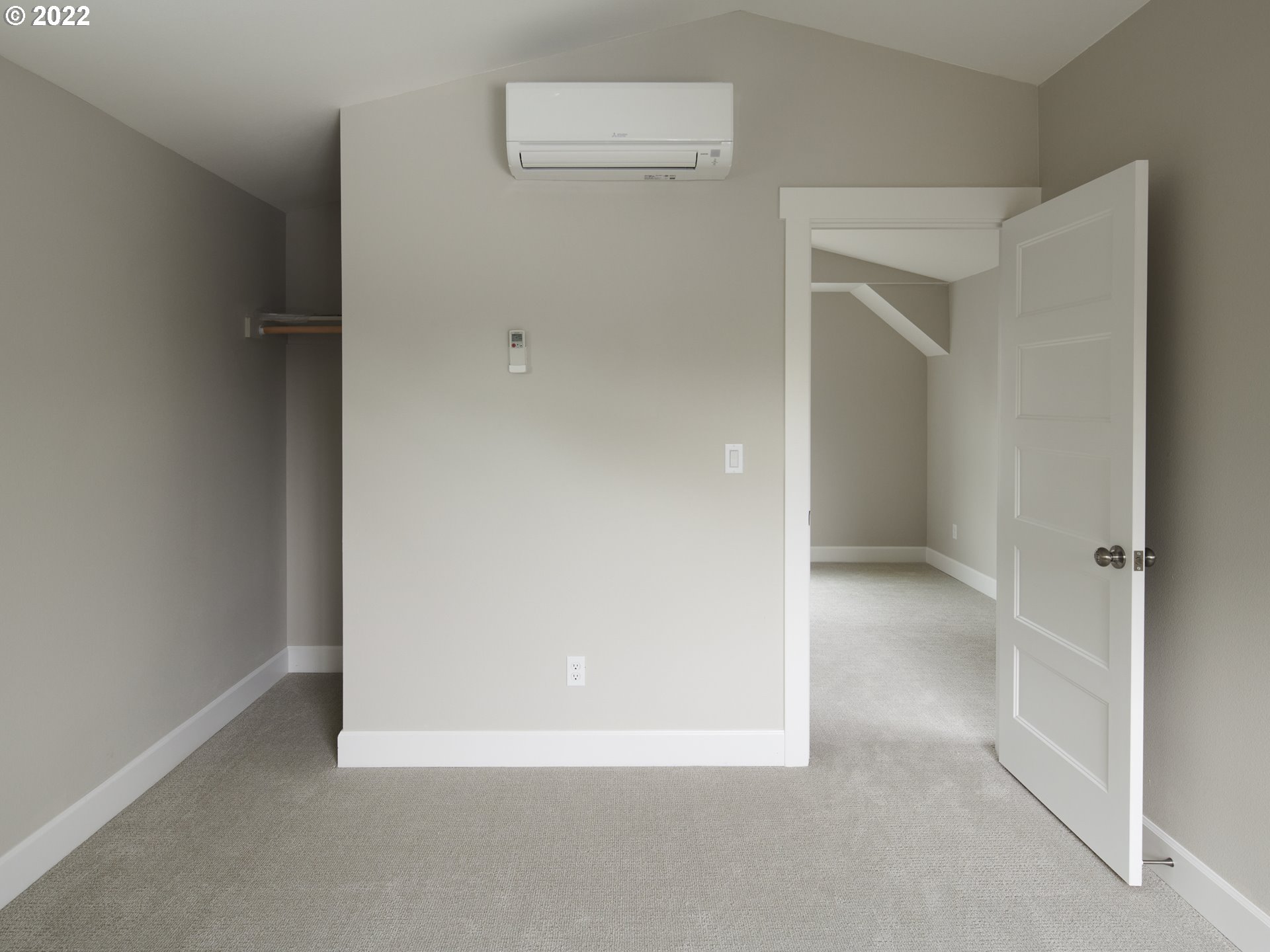 Photo #4: 22403772 Listing 
