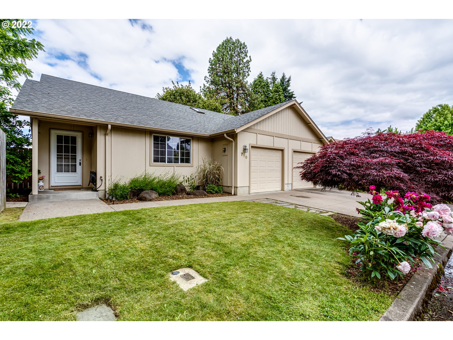 Beautifully maintained single level tandem home on quiet private street. Open concept great room living with vaulted ceiling and lots of light! Features stranded bamboo floors, SS appliances, skylight and breakfast bar. Master suite includes double closets and full bathroom. Low maintenance and fenced back yard with sprinkler system and mature landscaping. Roof replaced in 2018. Washer & dryer stay! Close to schools, bus line, airport and shopping!