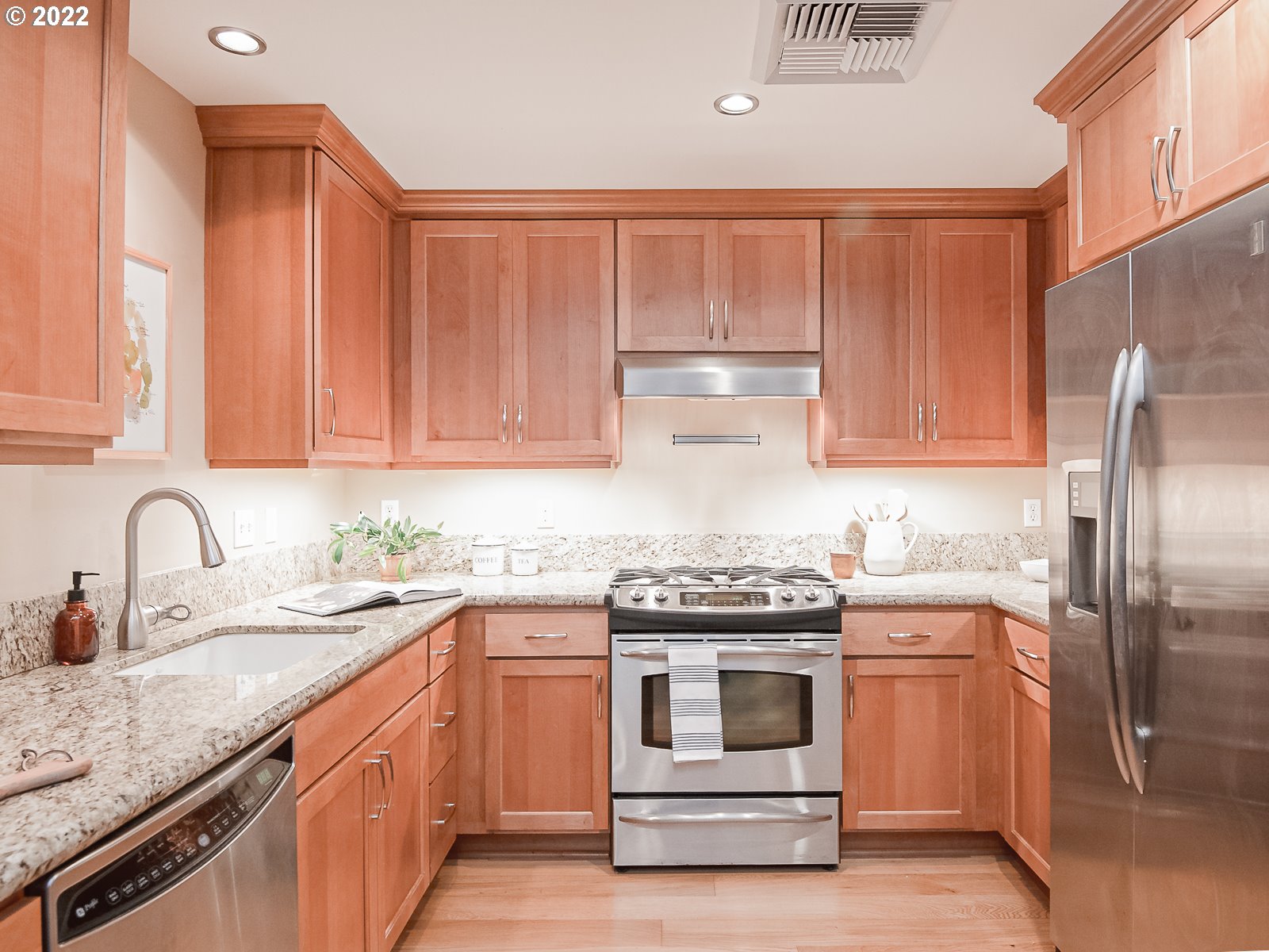 Photo #5: 22431803 Listing 