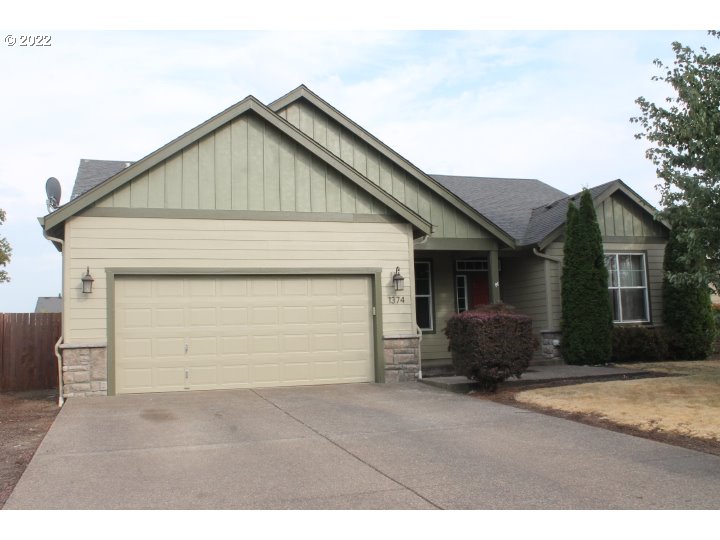 1374 LEAF LN Creswell, Oregon 1795 Sq/ft of fine living in this single level cul-de-sac 3 bdrm,2 bathroom house. Open great room concept, separate formal dining, Gas operated fireplace. Large 16x15 master suite. Sellers looking to do simultaneous closing on a house seller's are offering upon.New Exterior Paint